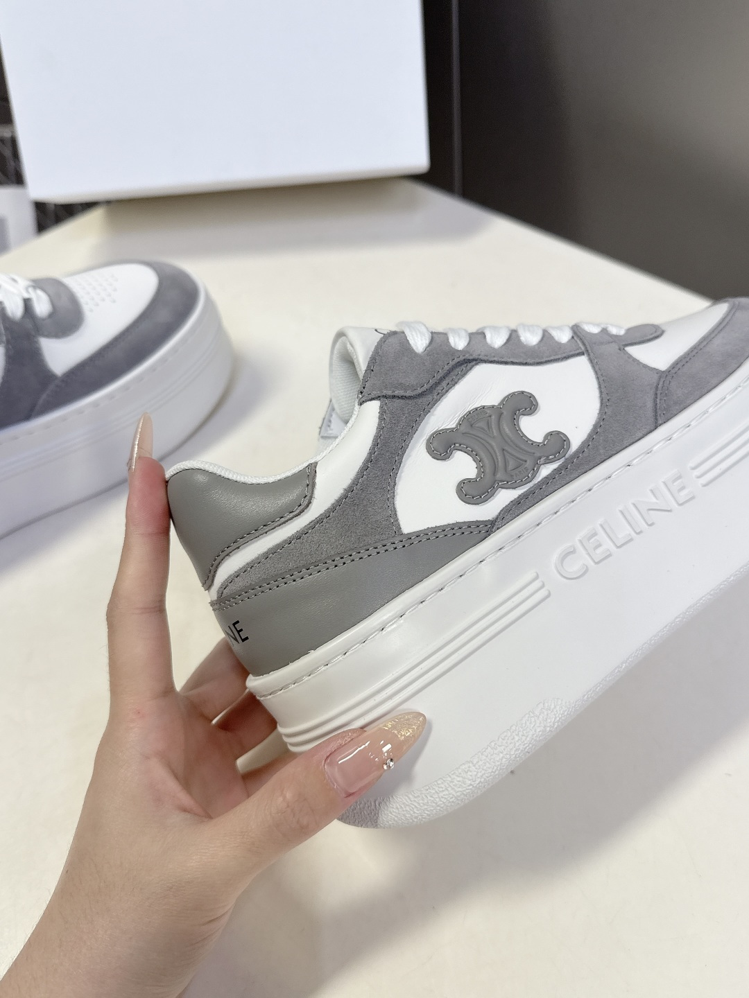 CELINE思琳春夏最新款厚底小白鞋 休闲鞋 超多明星网红种草 Lisa同款轻奢风格的小白鞋 简单舒服，