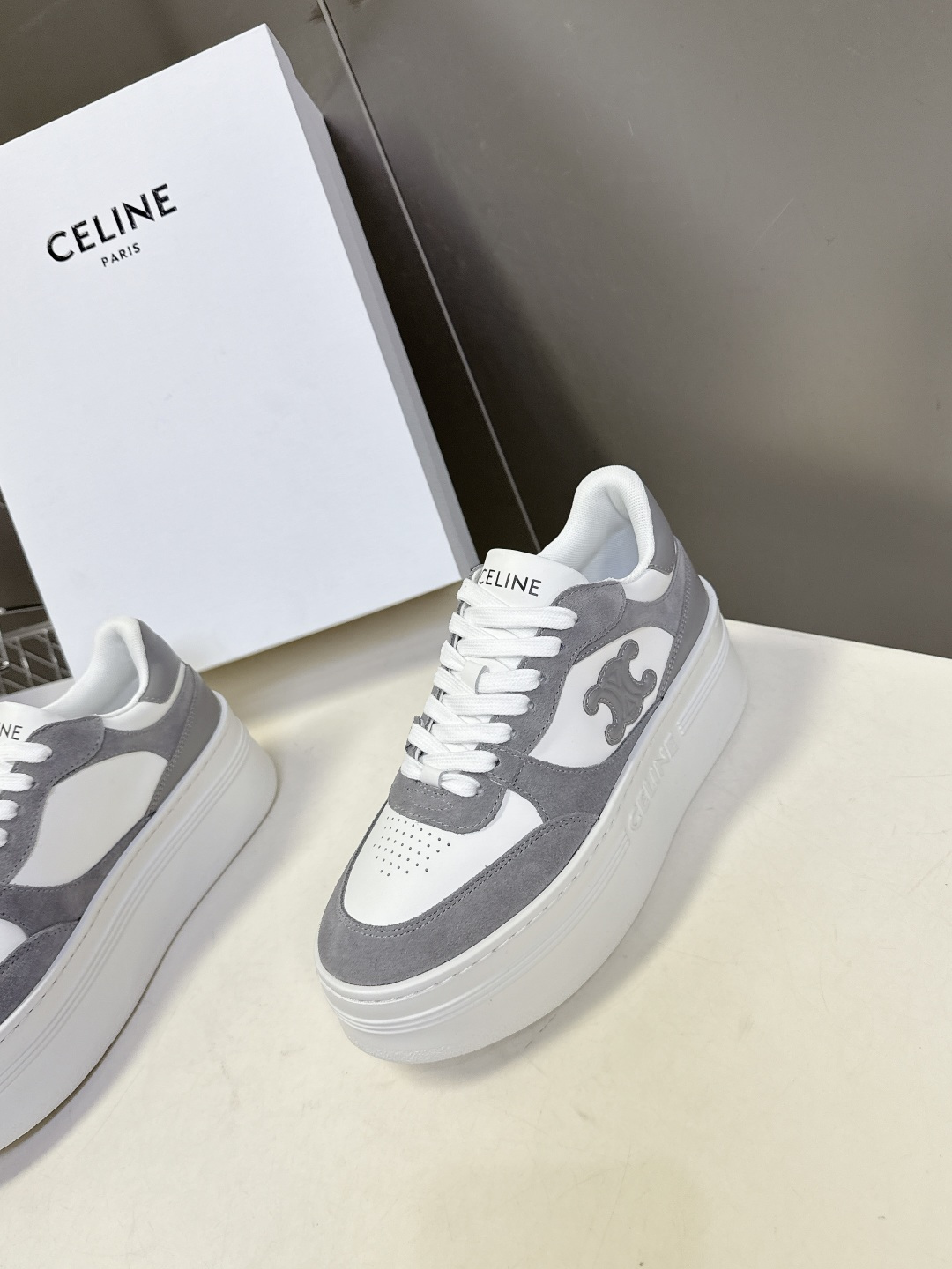 CELINE思琳春夏最新款厚底小白鞋 休闲鞋 超多明星网红种草 Lisa同款轻奢风格的小白鞋 简单舒服，