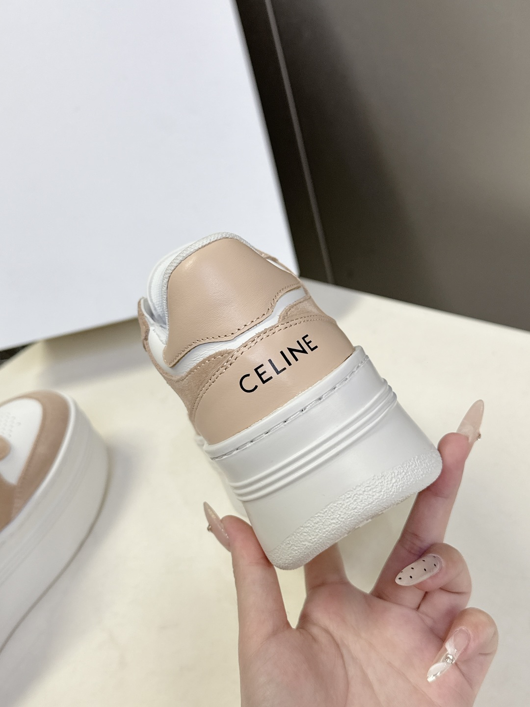 CELINE思琳春夏最新款厚底小白鞋 休闲鞋 超多明星网红种草 Lisa同款轻奢风格的小白鞋 简单舒服，