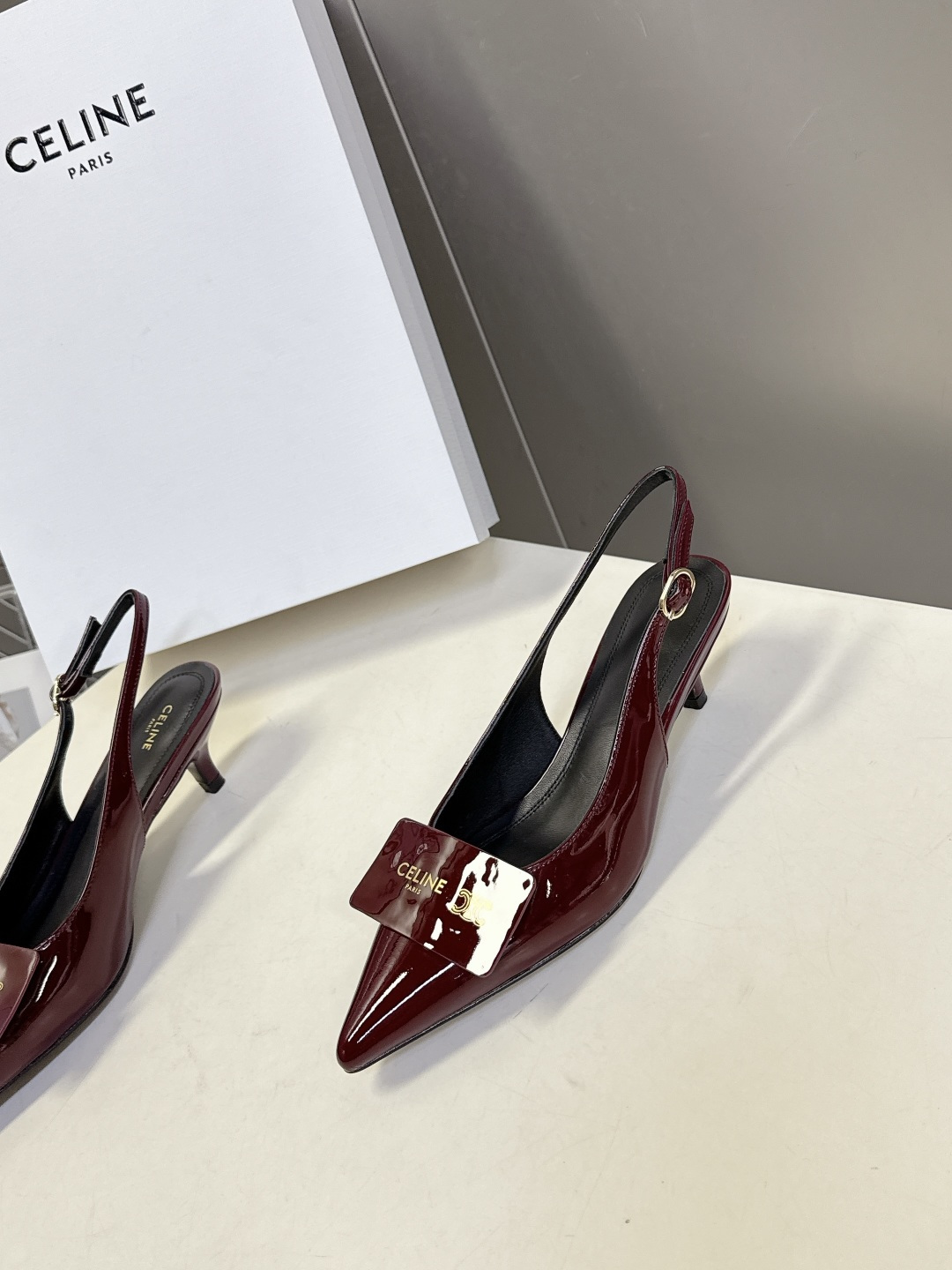 CELINE思琳2026春夏最新凯旋门走秀款 时装鞋 超多网红时尚博主种草 高级感舒适，配女神们的半身裙