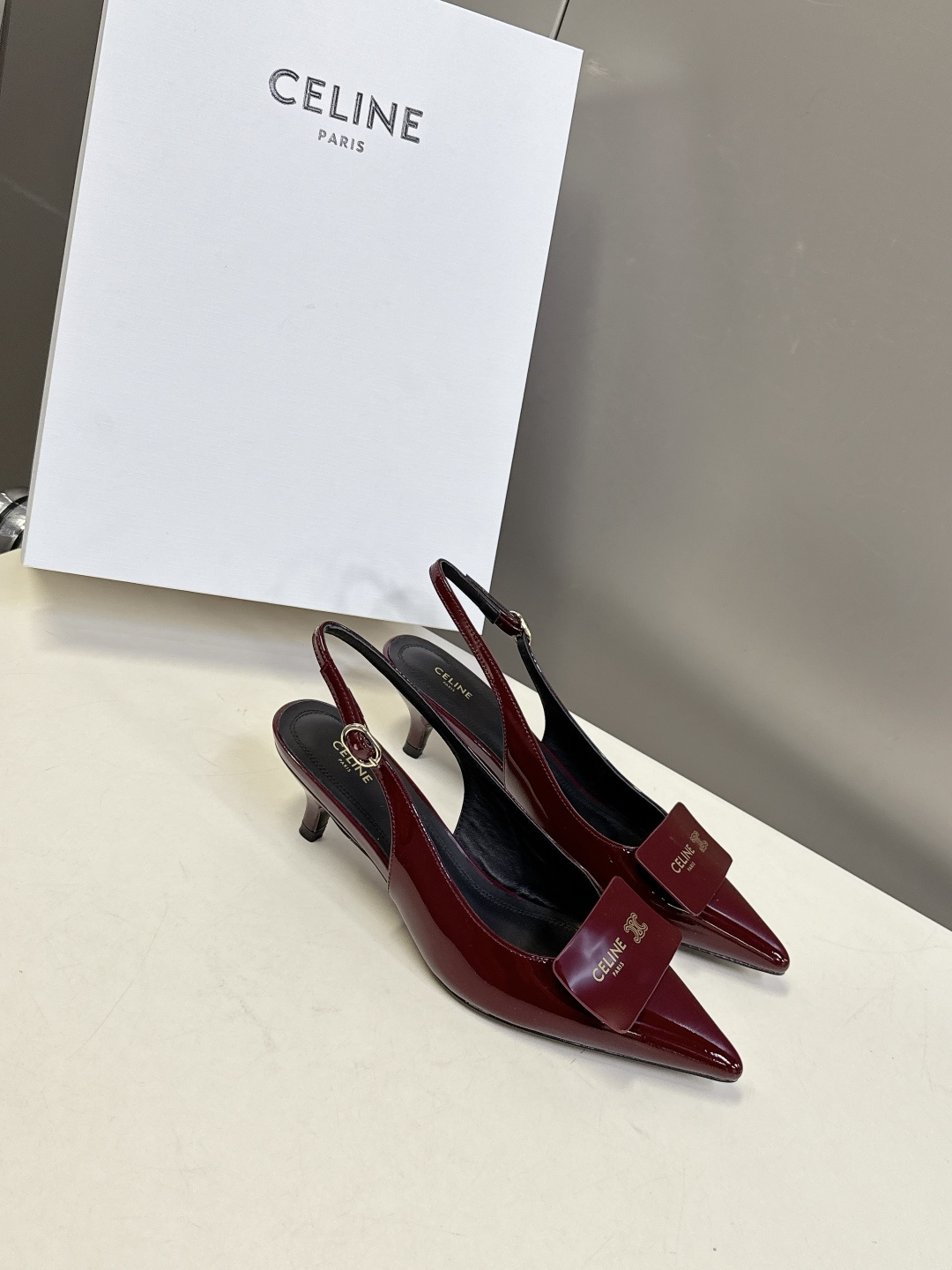 CELINE思琳2026春夏最新凯旋门走秀款 时装鞋 超多网红时尚博主种草 高级感舒适，配女神们的半身裙