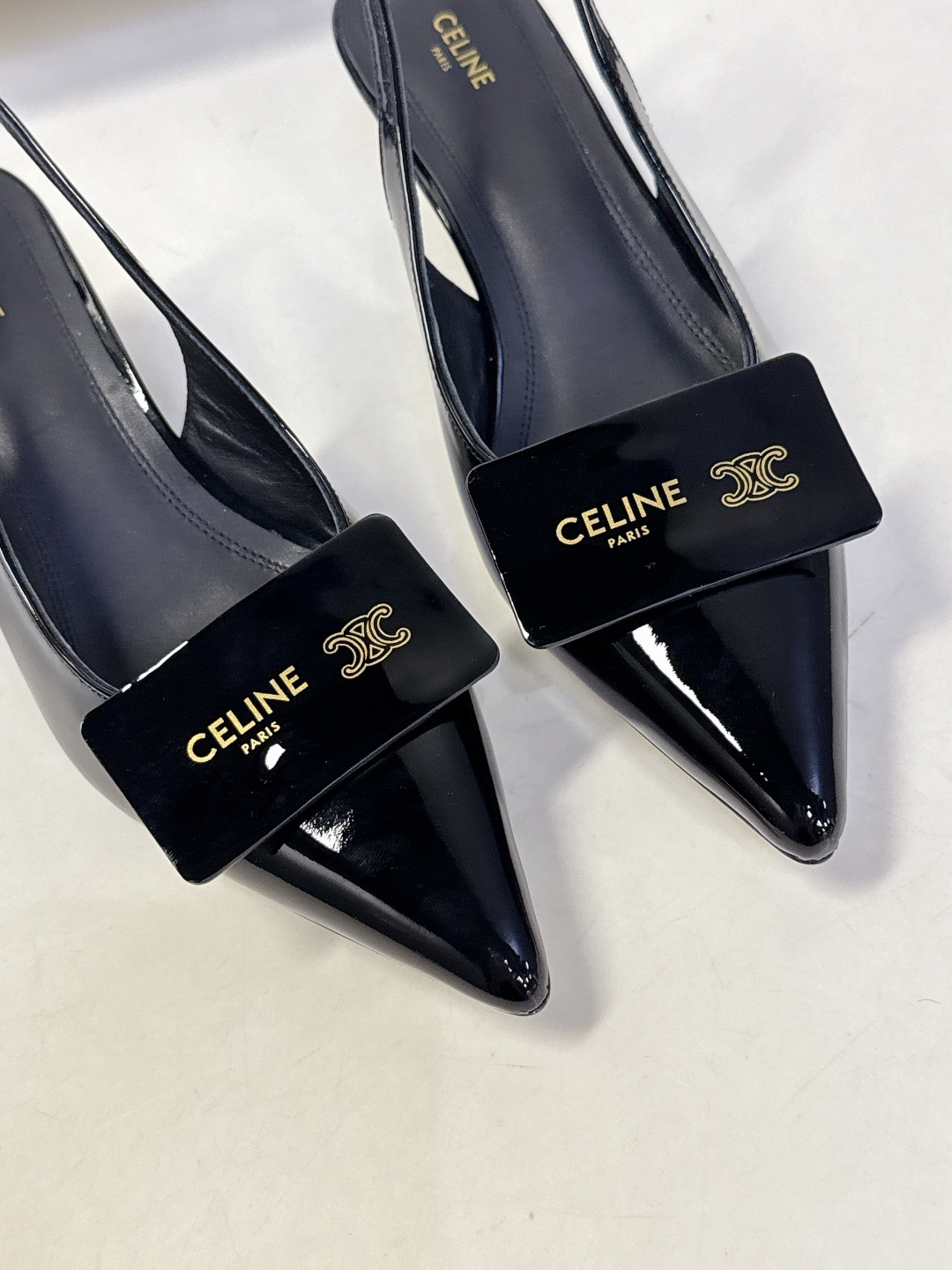 CELINE思琳2026春夏最新凯旋门走秀款 时装鞋 超多网红时尚博主种草 高级感舒适，配女神们的半身裙