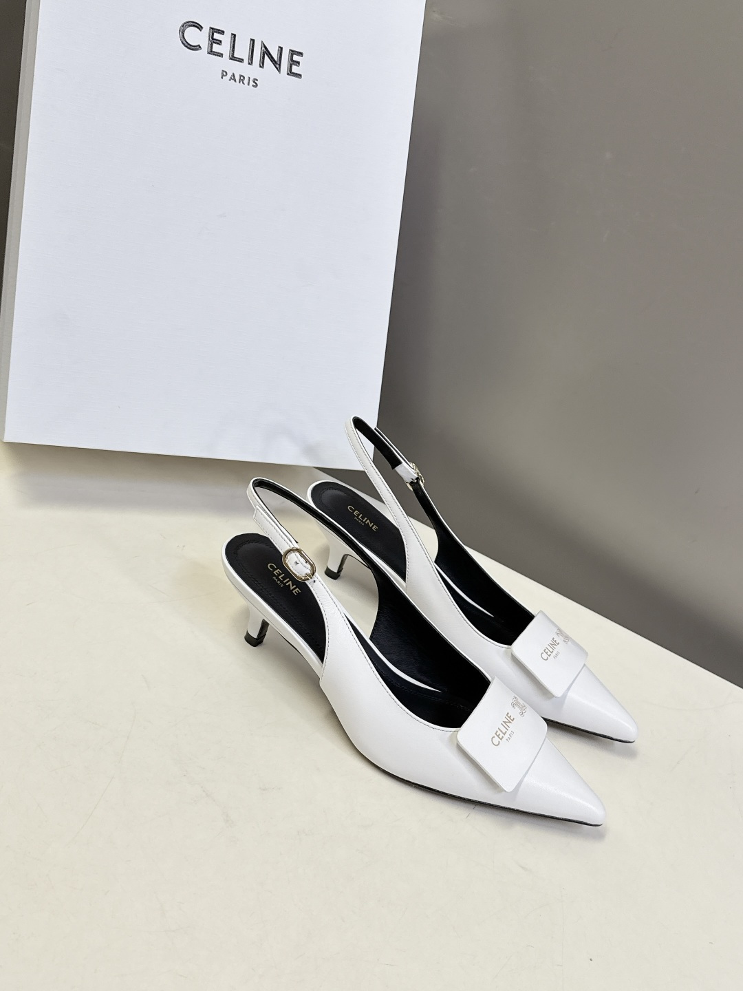 CELINE思琳2026春夏最新凯旋门走秀款 时装鞋 超多网红时尚博主种草 高级感舒适，配女神们的半身裙