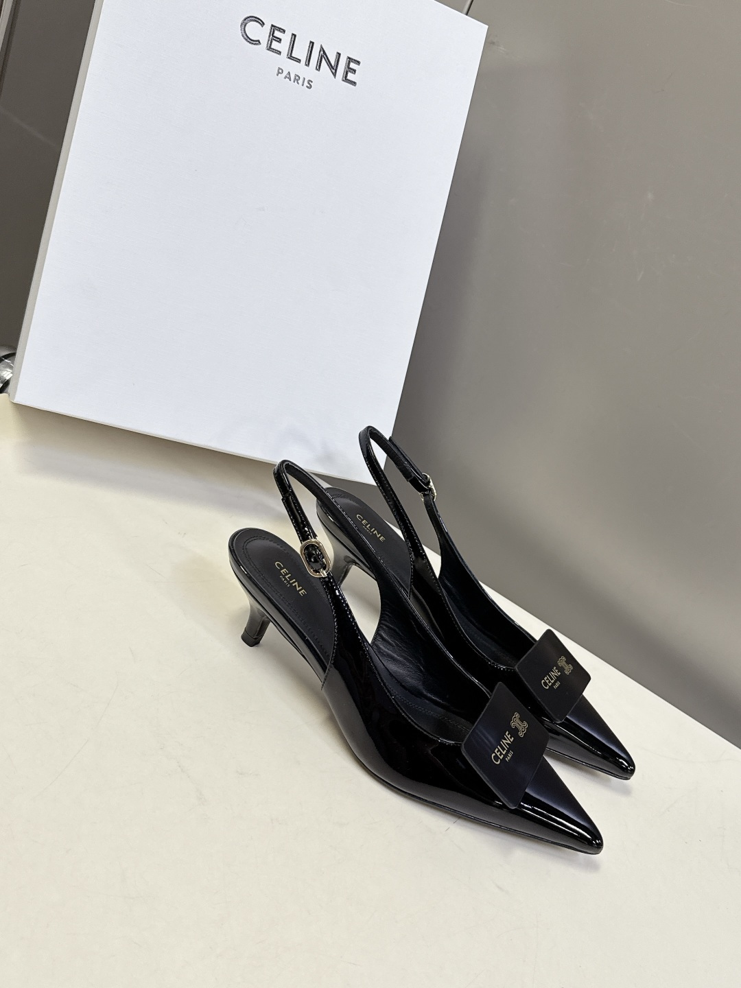 CELINE思琳2026春夏最新凯旋门走秀款 时装鞋 超多网红时尚博主种草 高级感舒适，配女神们的半身裙