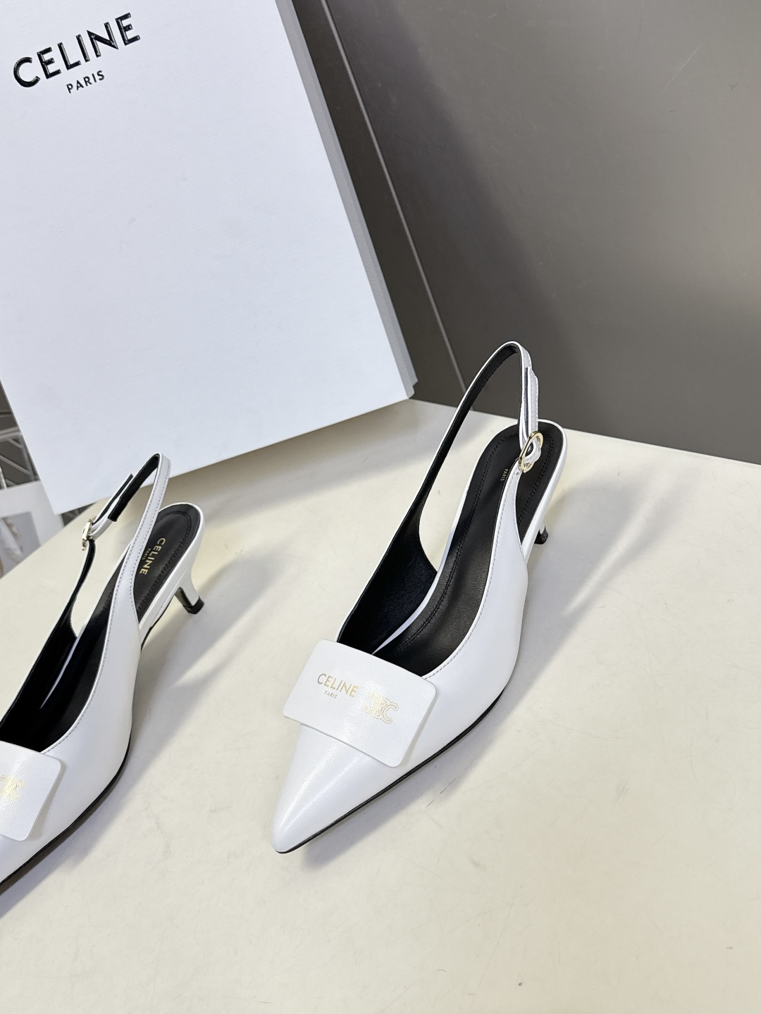 CELINE思琳2026春夏最新凯旋门走秀款 时装鞋 超多网红时尚博主种草 高级感舒适，配女神们的半身裙