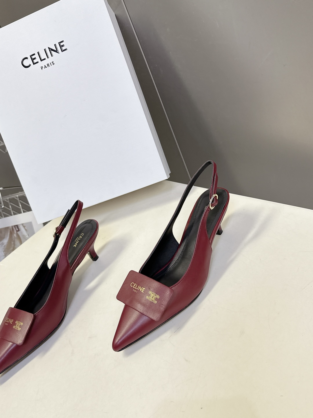 CELINE思琳2026春夏最新凯旋门走秀款 时装鞋 超多网红时尚博主种草 高级感舒适，配女神们的半身裙