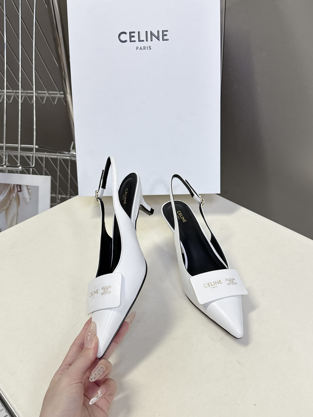 CELINE思琳2026春夏最新凯旋门走秀款 时装鞋 超多网红时尚博主种草 高级感舒适，配女神们的半身裙