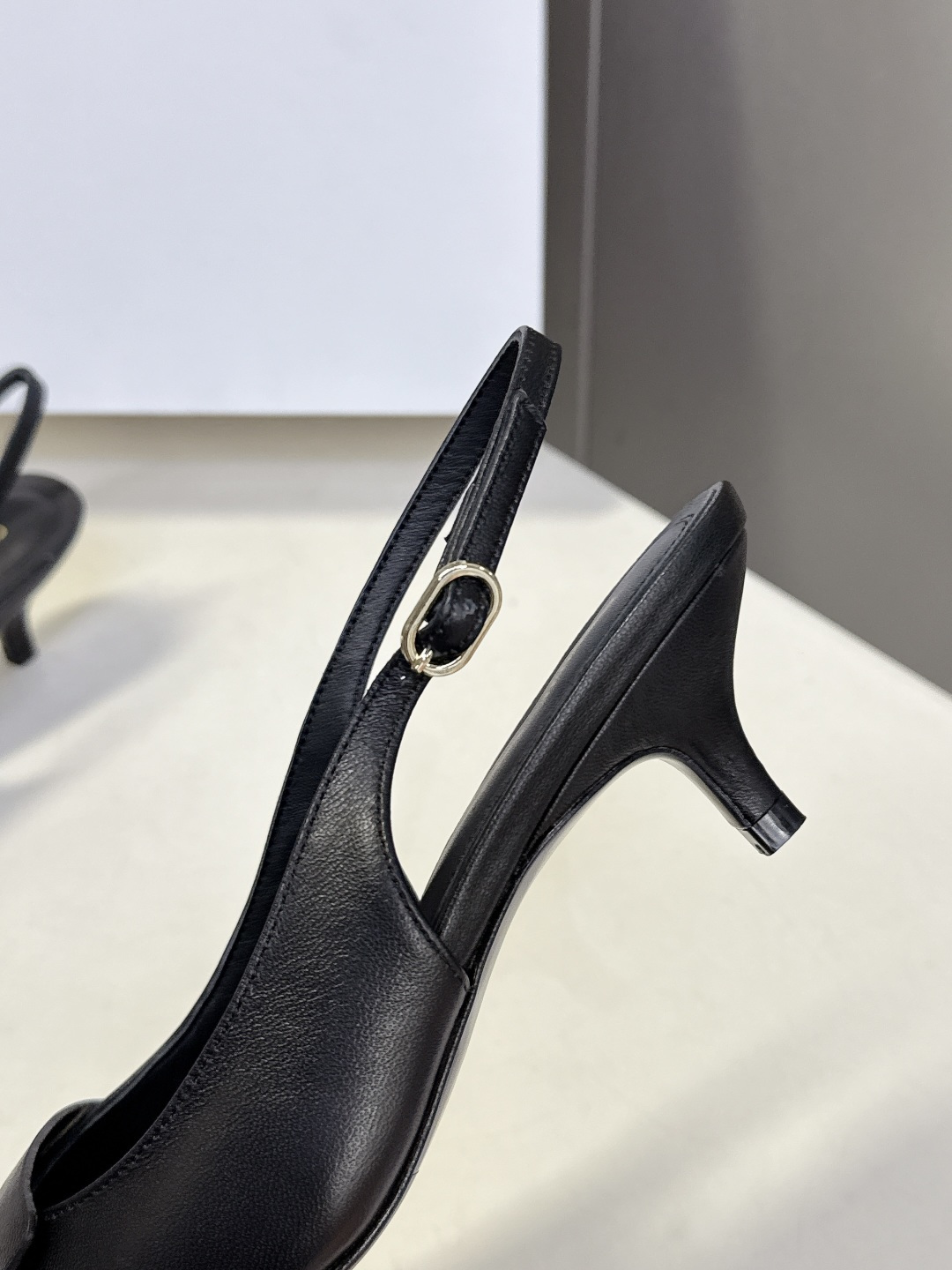 CELINE思琳2026春夏最新凯旋门走秀款 时装鞋 超多网红时尚博主种草 高级感舒适，配女神们的半身裙