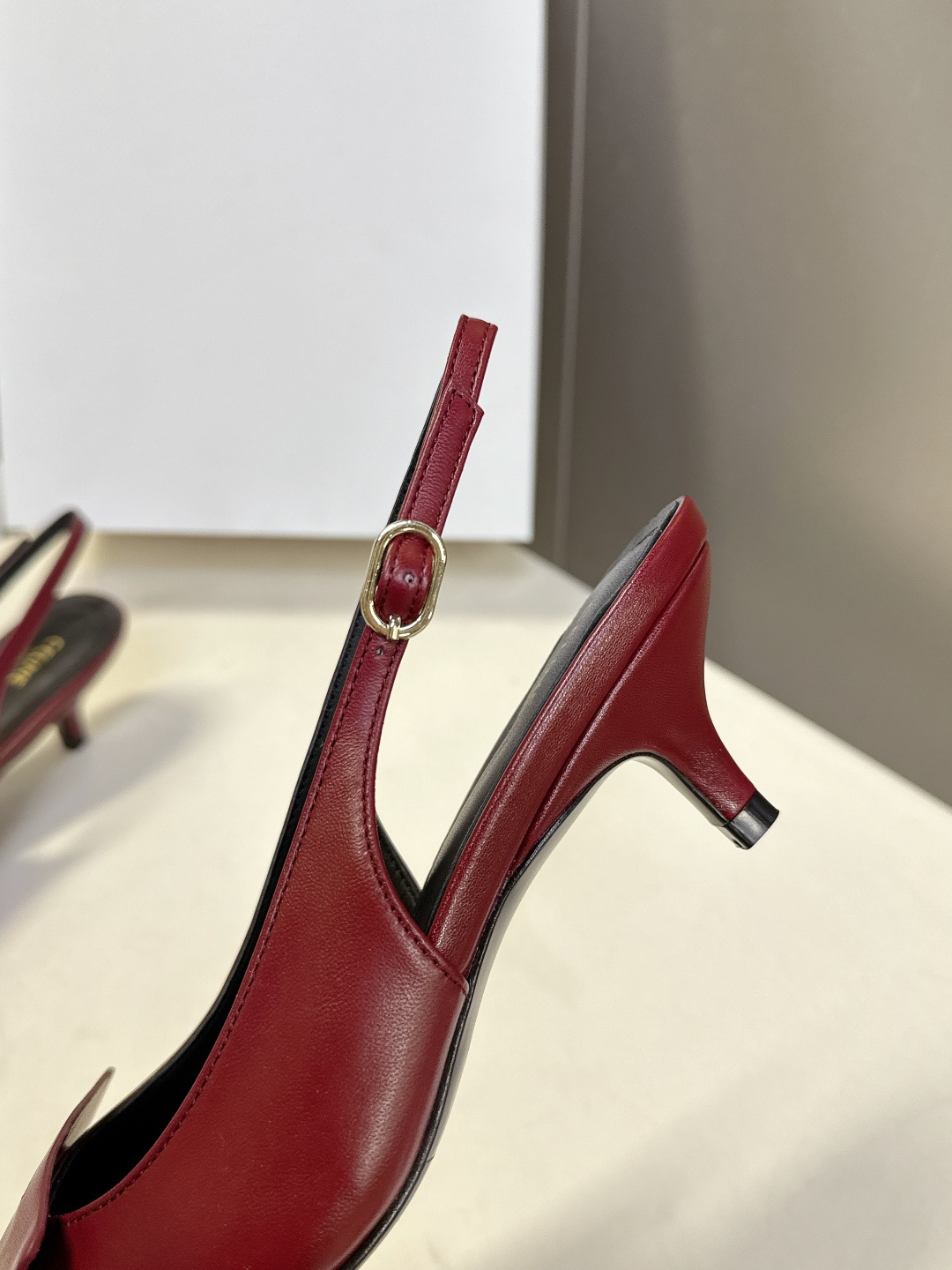 CELINE思琳2026春夏最新凯旋门走秀款 时装鞋 超多网红时尚博主种草 高级感舒适，配女神们的半身裙