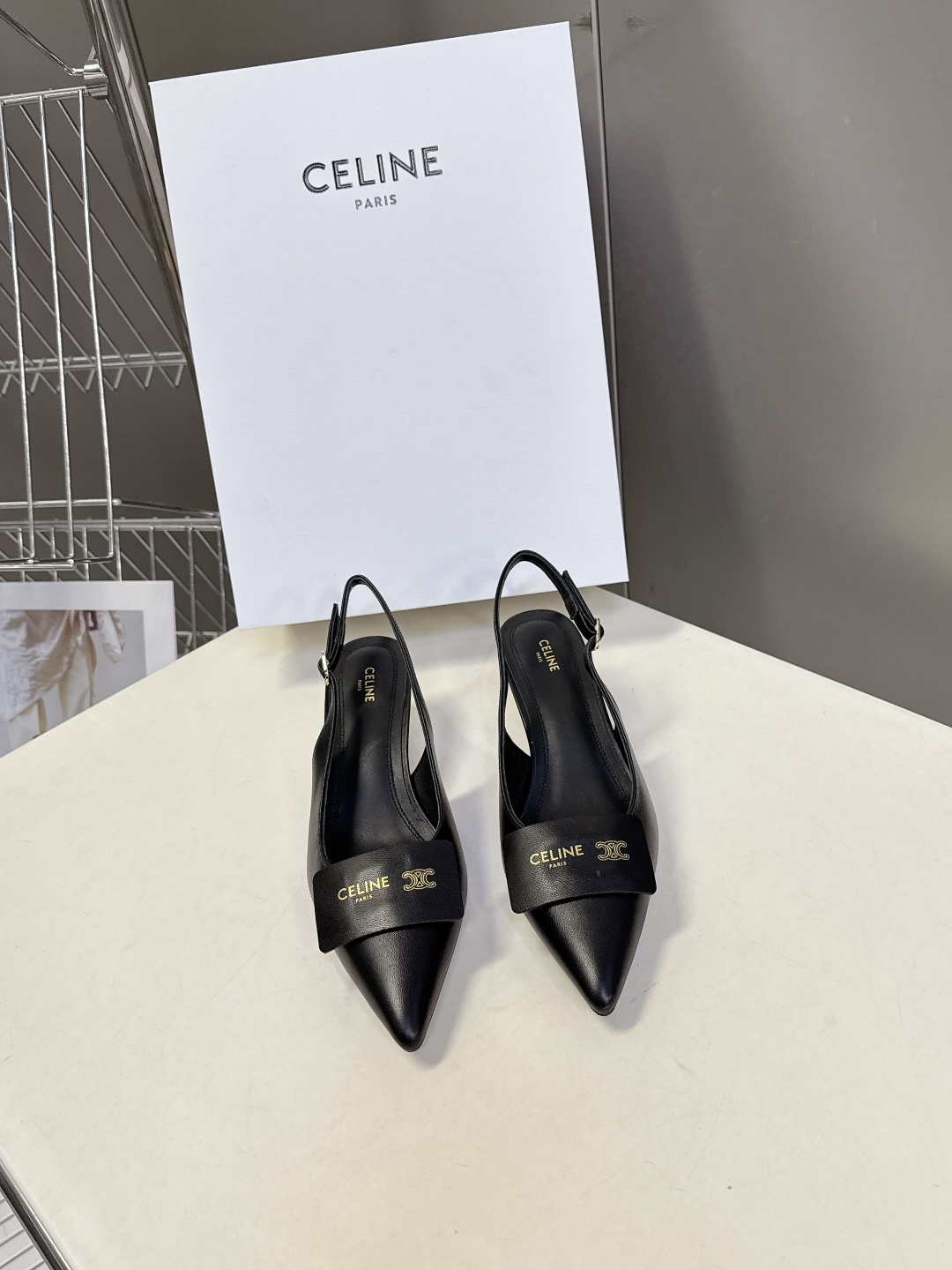 CELINE思琳2026春夏最新凯旋门走秀款 时装鞋 超多网红时尚博主种草 高级感舒适，配女神们的半身裙