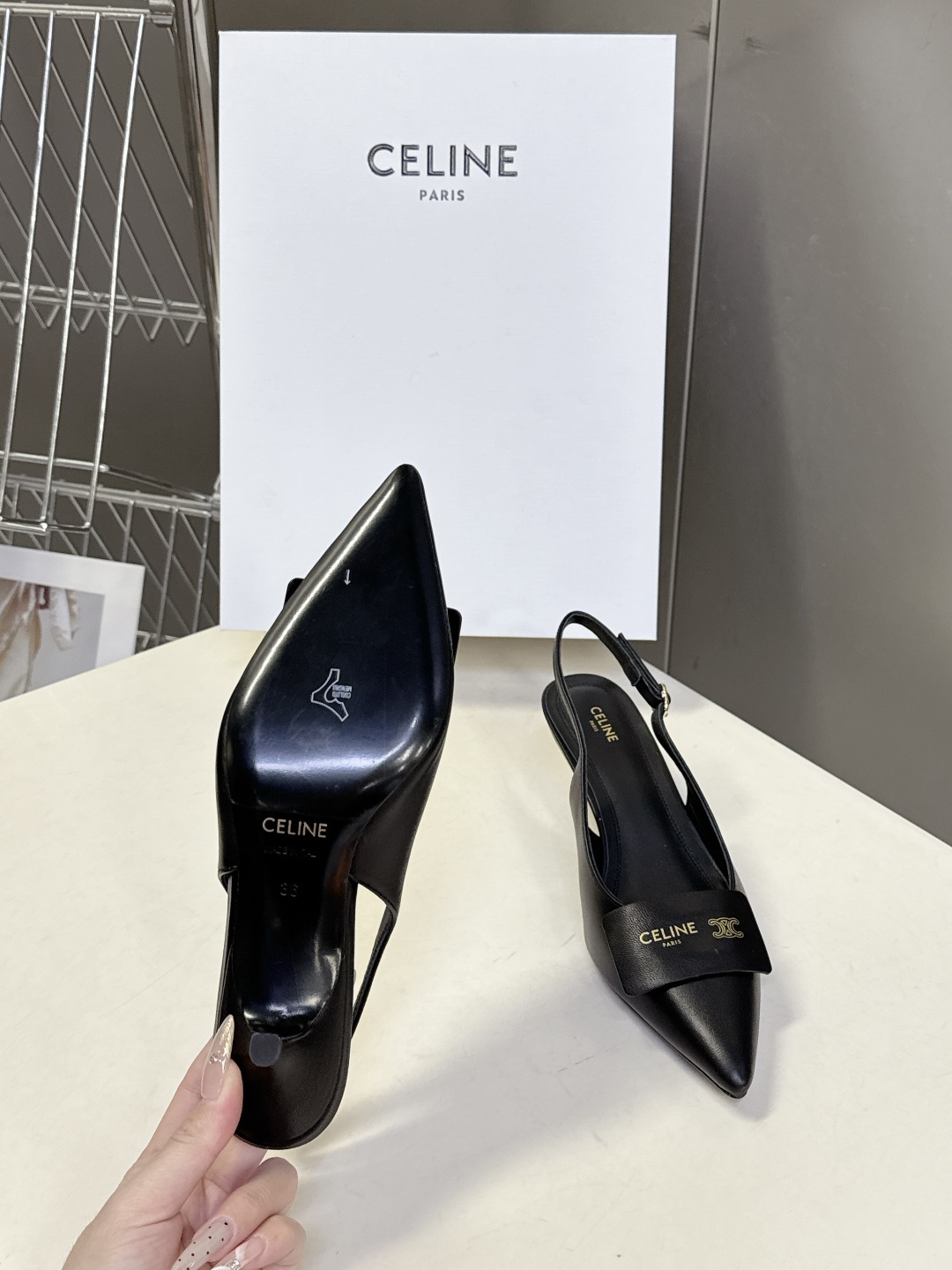 CELINE思琳2026春夏最新凯旋门走秀款 时装鞋 超多网红时尚博主种草 高级感舒适，配女神们的半身裙