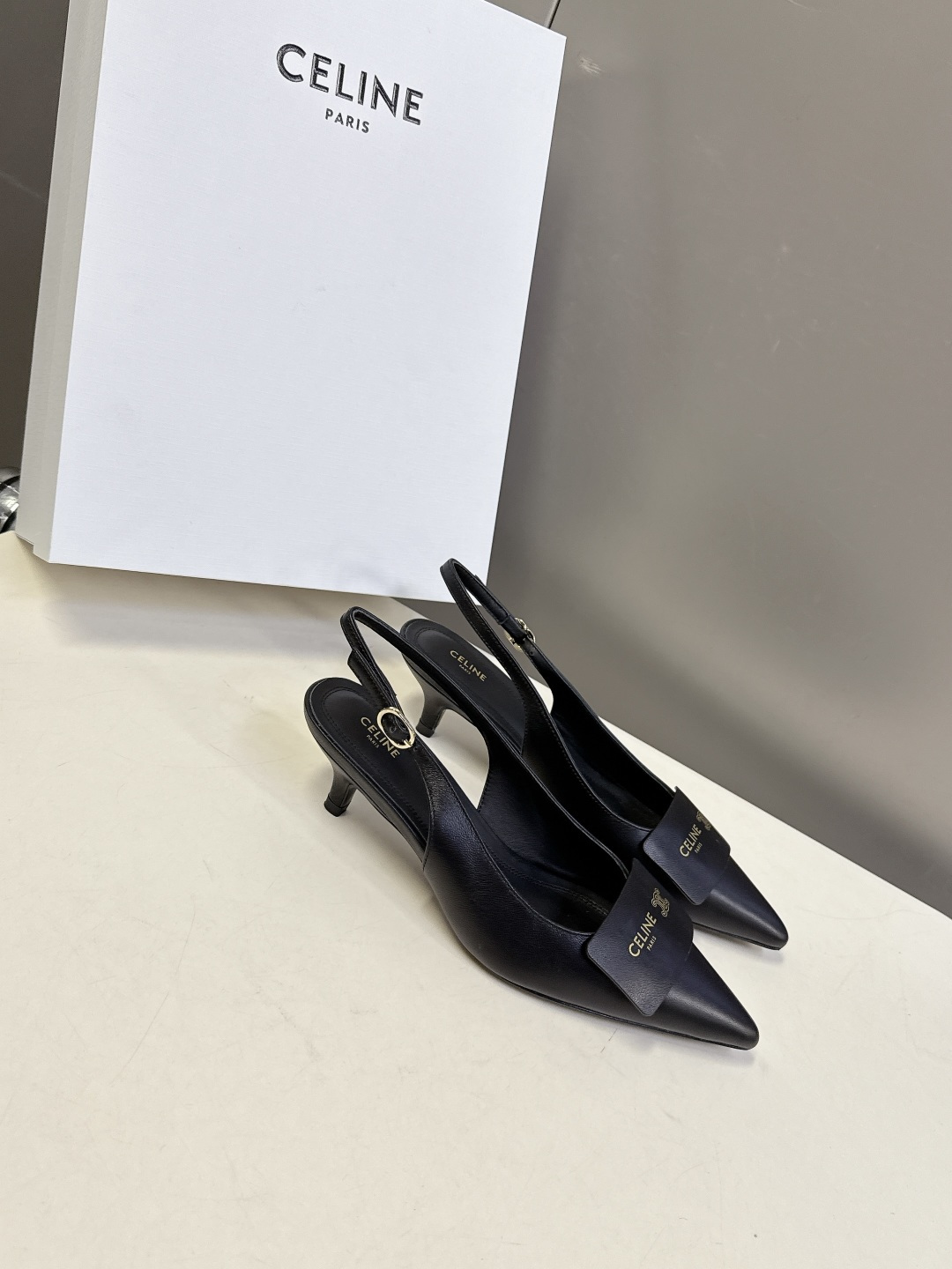 CELINE思琳2026春夏最新凯旋门走秀款 时装鞋 超多网红时尚博主种草 高级感舒适，配女神们的半身裙