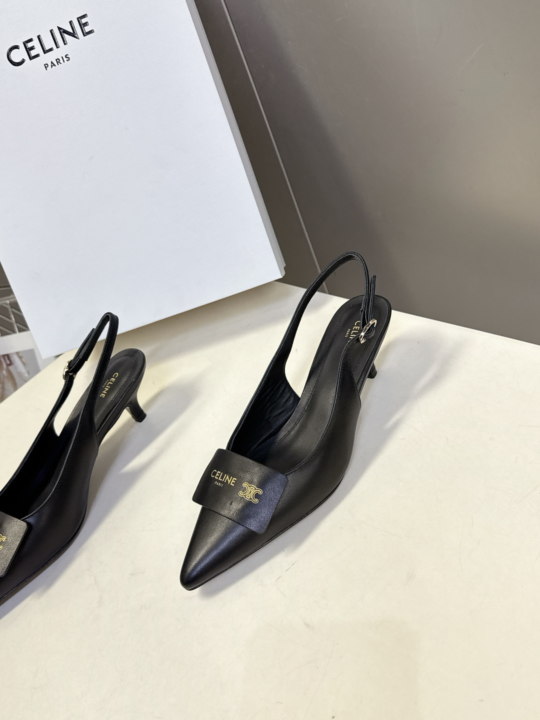 CELINE思琳2026春夏最新凯旋门走秀款 时装鞋 超多网红时尚博主种草 高级感舒适，配女神们的半身裙