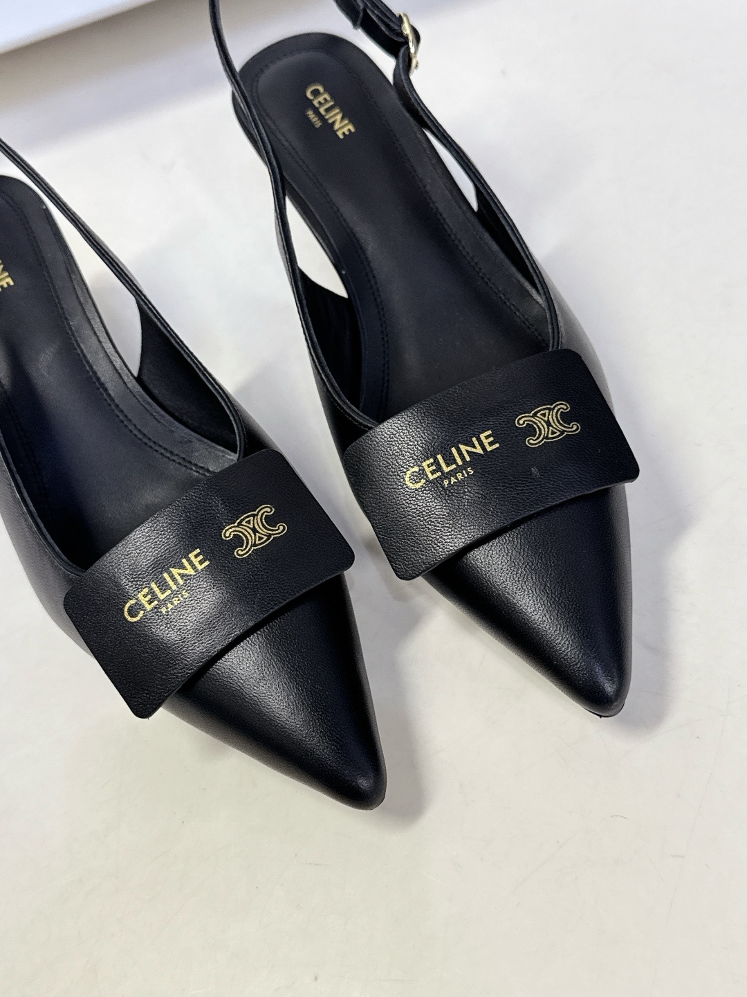 CELINE思琳2026春夏最新凯旋门走秀款 时装鞋 超多网红时尚博主种草 高级感舒适，配女神们的半身裙