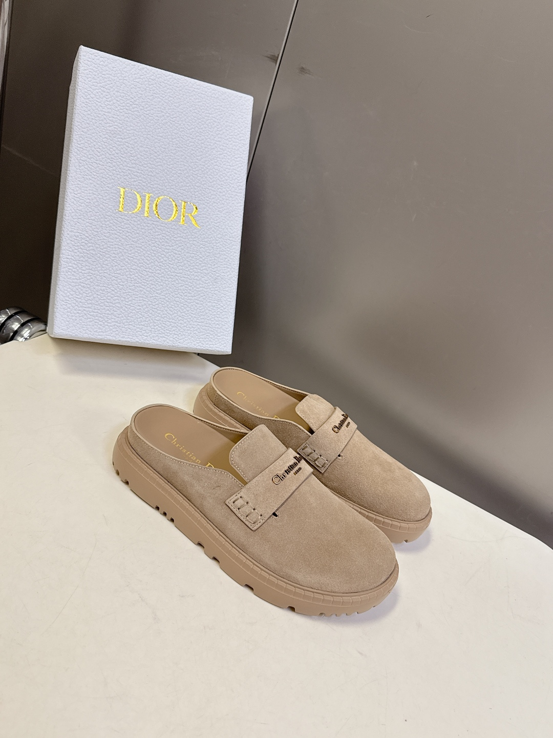 Dior迪奥2026春夏最新走秀款半拖 超多明星网红种草 夏天必备 经典的版型设计➕上迪奥LOGO五金点