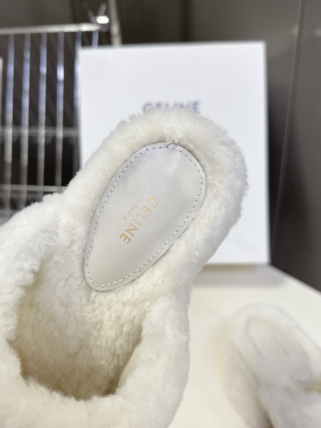 Celine思琳秋冬最新款凯旋门防水台高跟毛拖它以独特设计 将品牌经典与时尚前沿巧妙融合 标志性的大凯旋