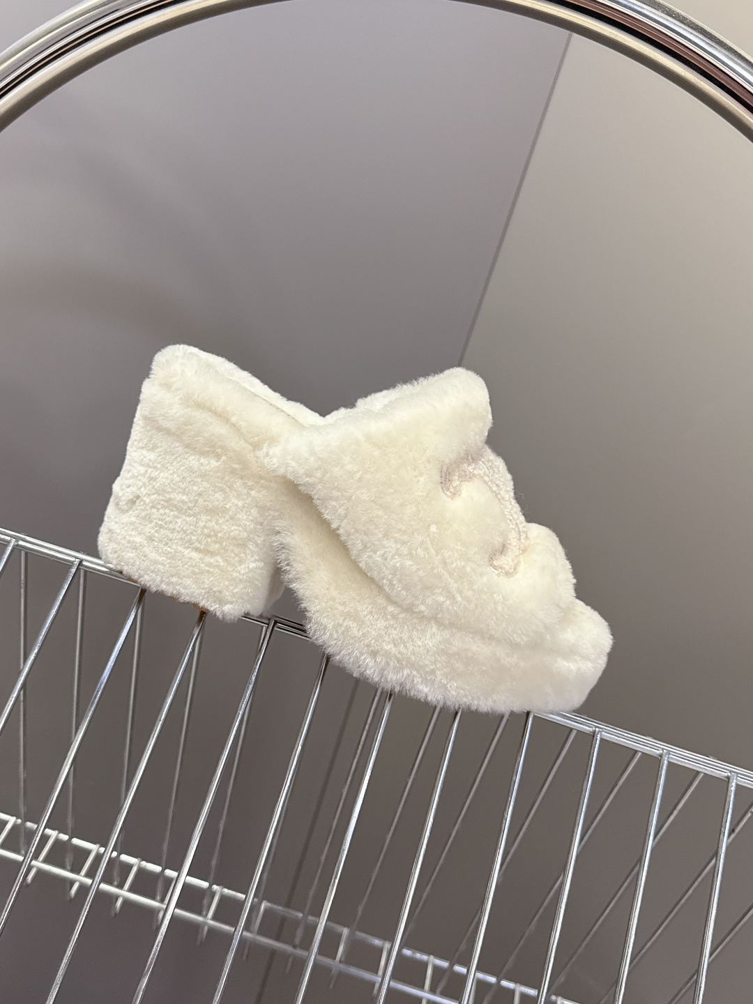 Celine思琳秋冬最新款凯旋门防水台高跟毛拖它以独特设计 将品牌经典与时尚前沿巧妙融合 标志性的大凯旋