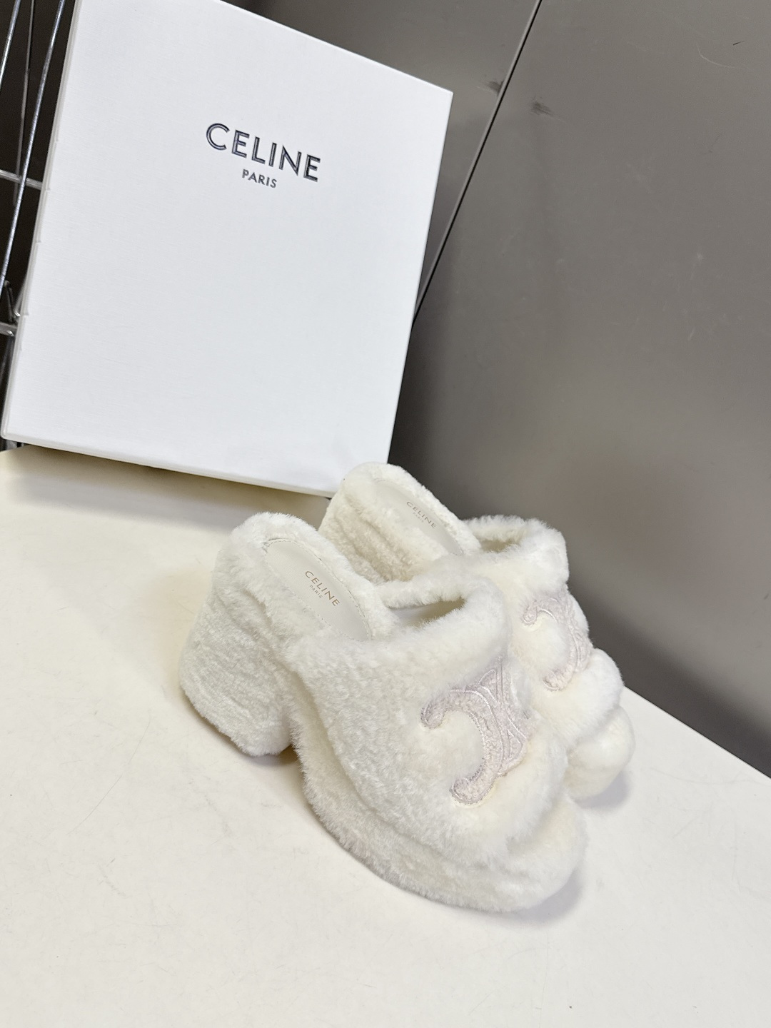 Celine思琳秋冬最新款凯旋门防水台高跟毛拖它以独特设计 将品牌经典与时尚前沿巧妙融合 标志性的大凯旋