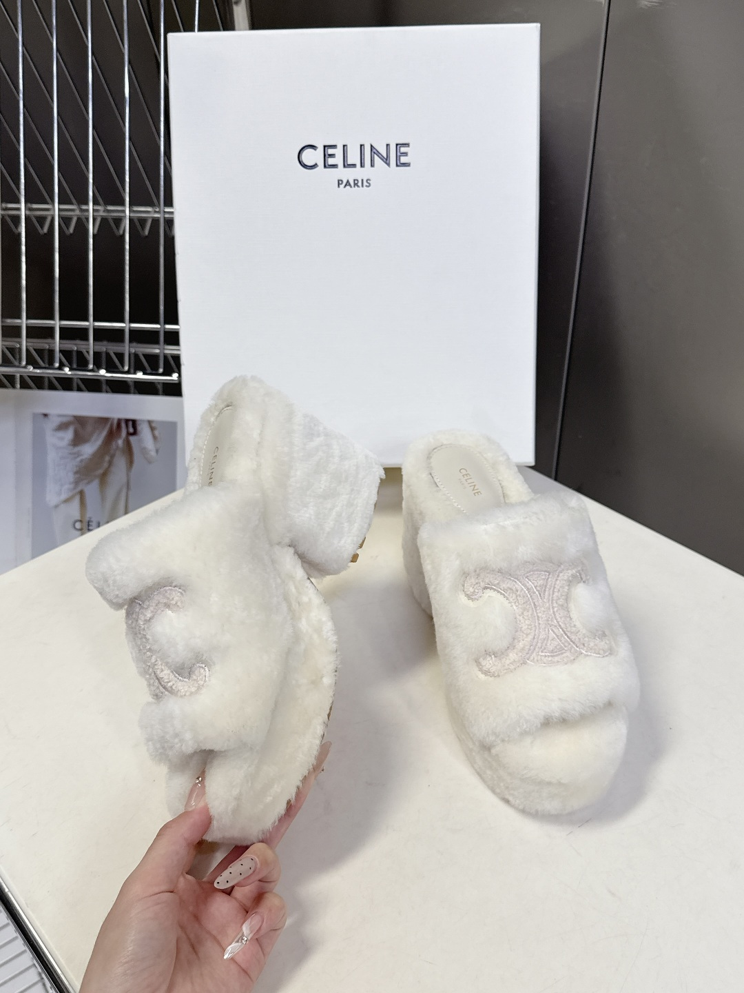 Celine思琳秋冬最新款凯旋门防水台高跟毛拖它以独特设计 将品牌经典与时尚前沿巧妙融合 标志性的大凯旋