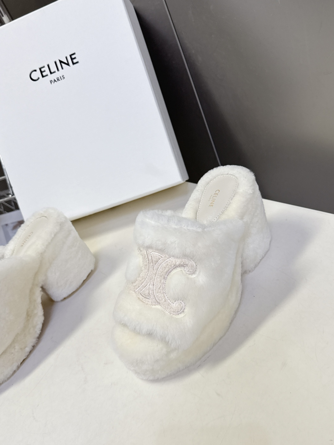 Celine思琳秋冬最新款凯旋门防水台高跟毛拖它以独特设计 将品牌经典与时尚前沿巧妙融合 标志性的大凯旋