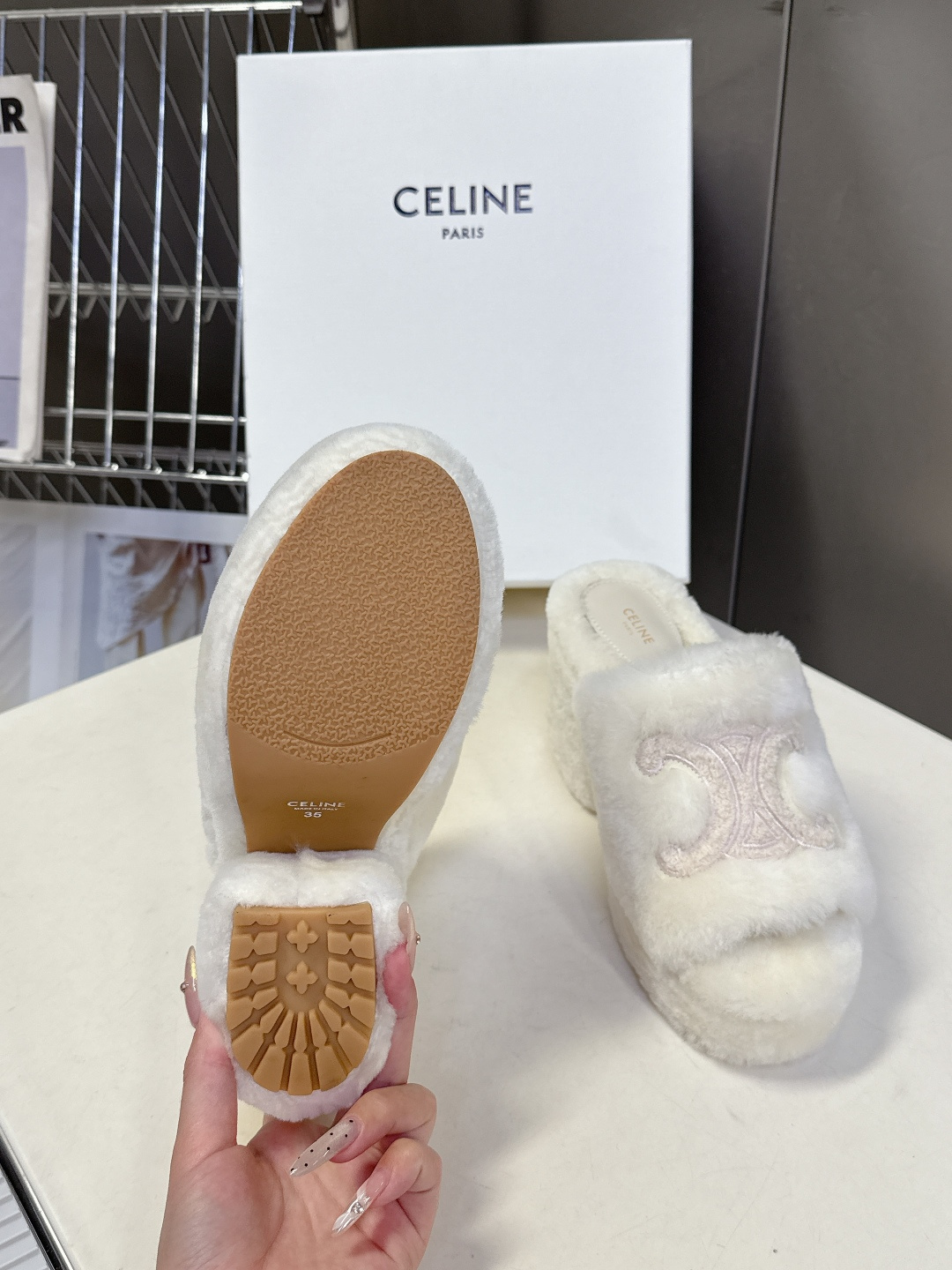 Celine思琳秋冬最新款凯旋门防水台高跟毛拖它以独特设计 将品牌经典与时尚前沿巧妙融合 标志性的大凯旋
