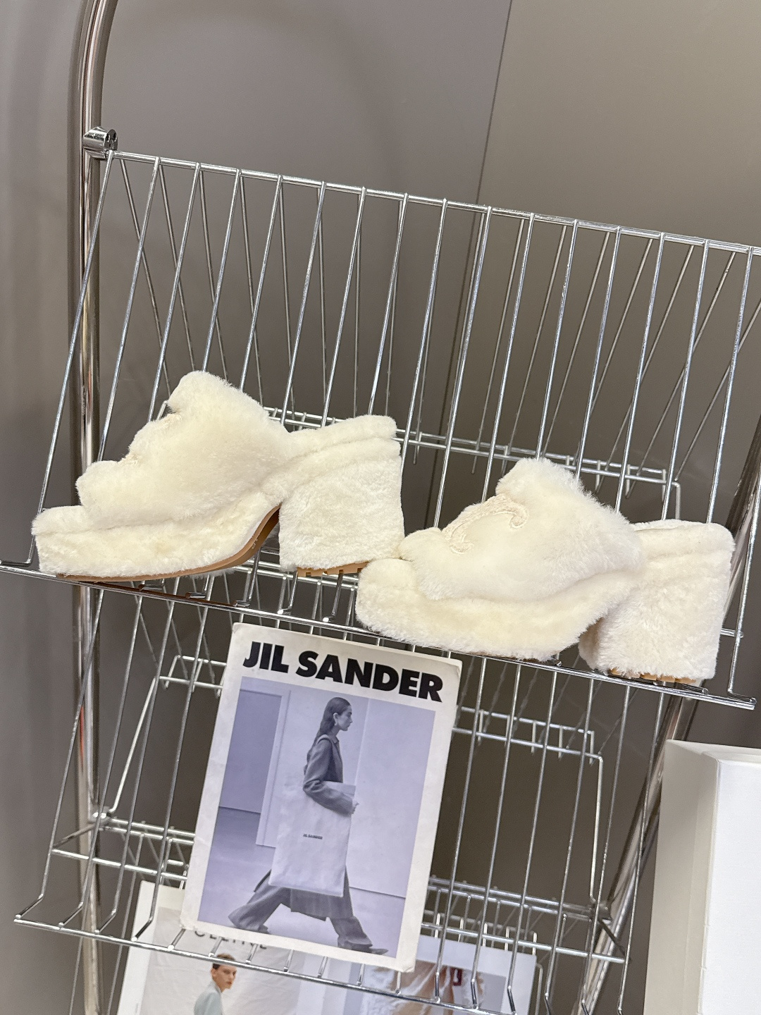 Celine思琳秋冬最新款凯旋门防水台高跟毛拖它以独特设计 将品牌经典与时尚前沿巧妙融合 标志性的大凯旋