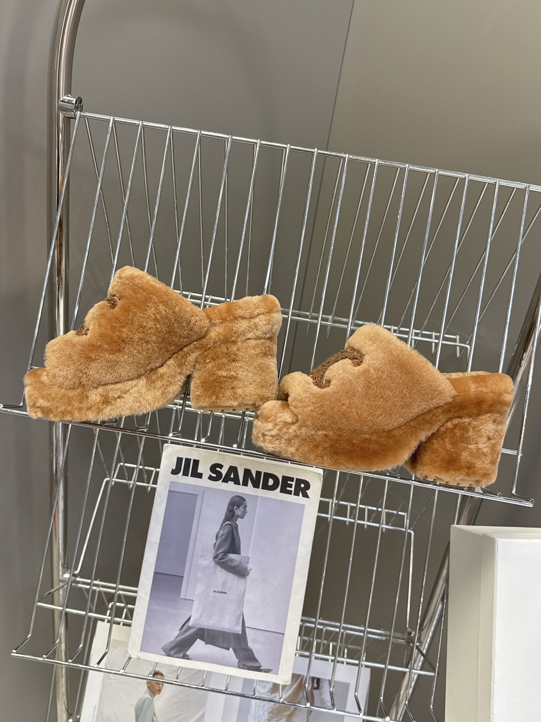 Celine思琳秋冬最新款凯旋门防水台高跟毛拖它以独特设计 将品牌经典与时尚前沿巧妙融合 标志性的大凯旋