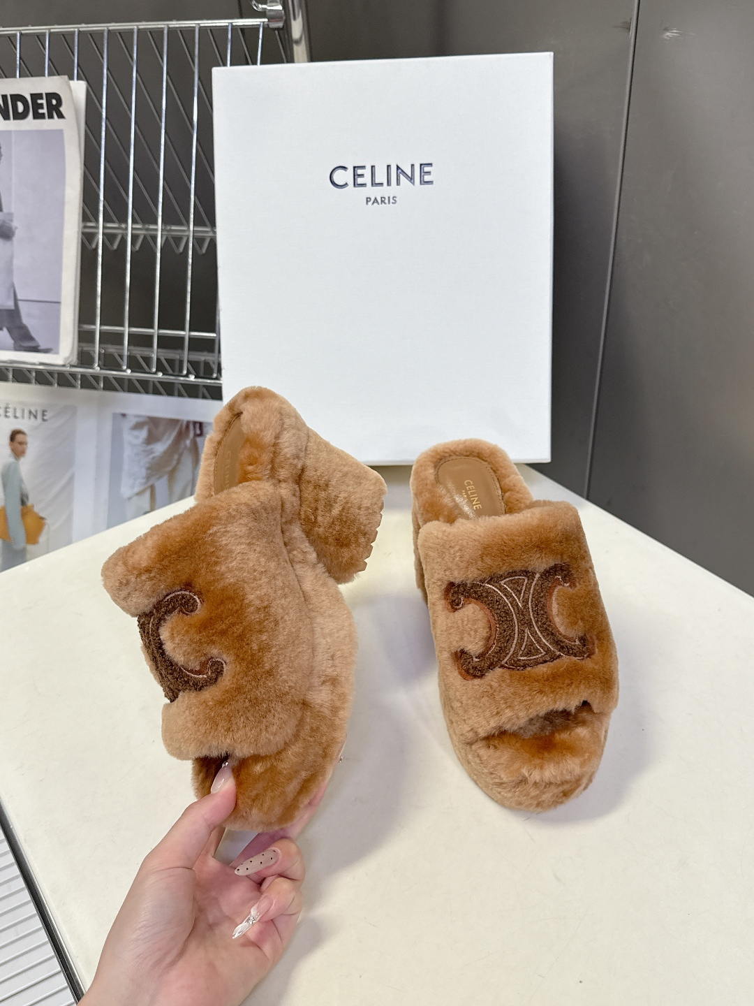 Celine思琳秋冬最新款凯旋门防水台高跟毛拖它以独特设计 将品牌经典与时尚前沿巧妙融合 标志性的大凯旋