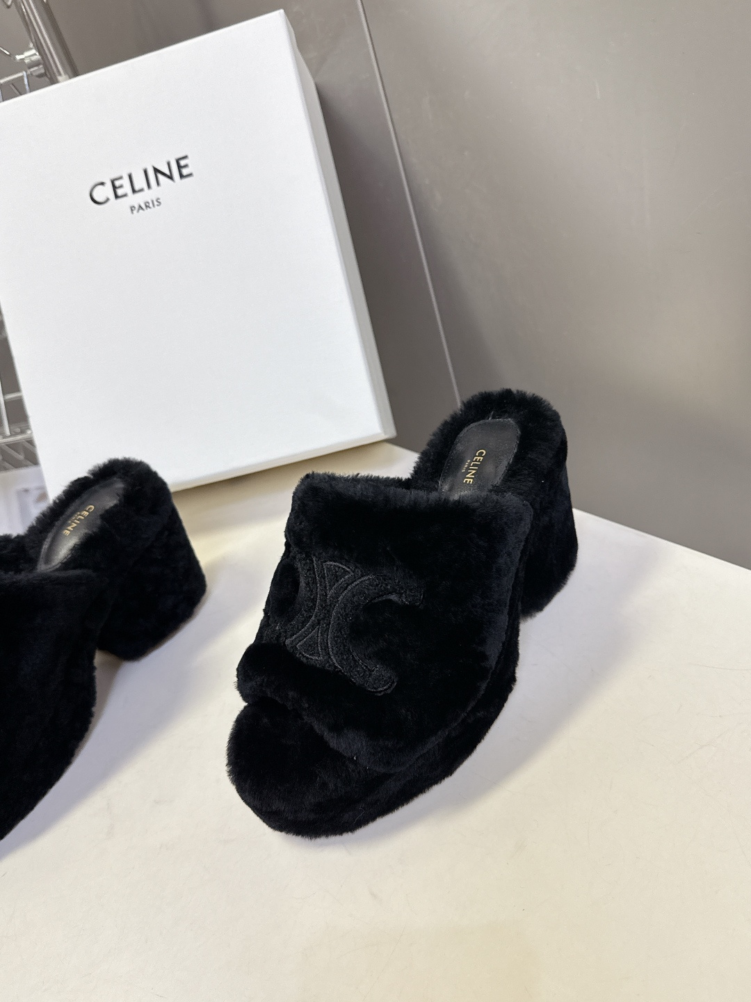 Celine思琳秋冬最新款凯旋门防水台高跟毛拖它以独特设计 将品牌经典与时尚前沿巧妙融合 标志性的大凯旋