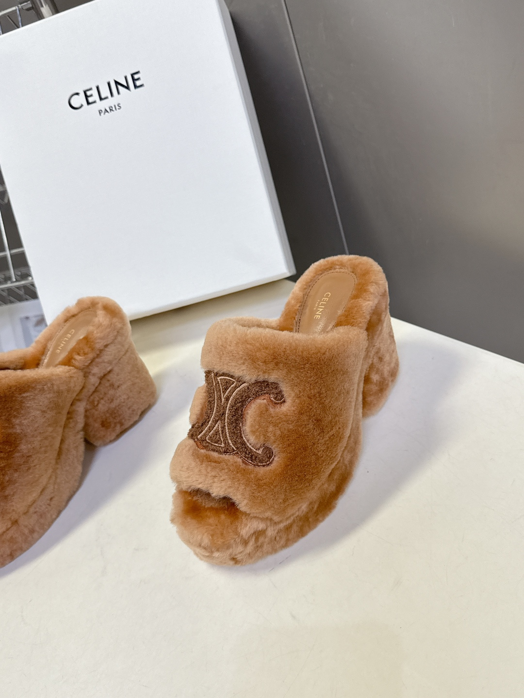 Celine思琳秋冬最新款凯旋门防水台高跟毛拖它以独特设计 将品牌经典与时尚前沿巧妙融合 标志性的大凯旋