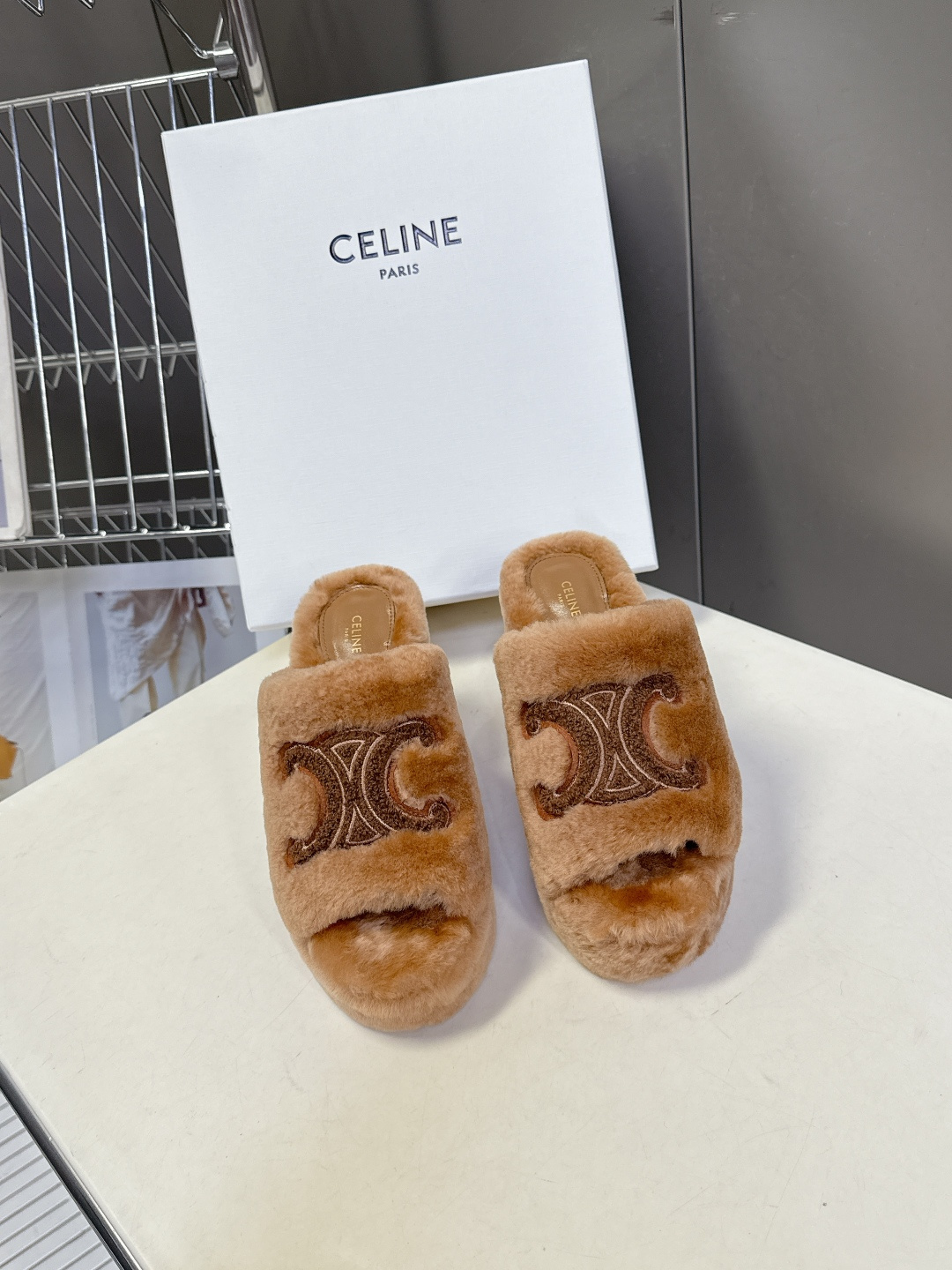 Celine思琳秋冬最新款凯旋门防水台高跟毛拖它以独特设计 将品牌经典与时尚前沿巧妙融合 标志性的大凯旋