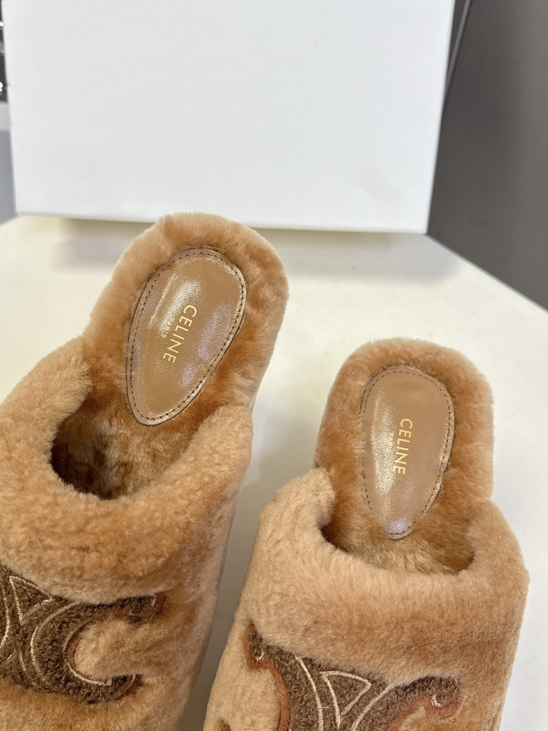 Celine思琳秋冬最新款凯旋门防水台高跟毛拖它以独特设计 将品牌经典与时尚前沿巧妙融合 标志性的大凯旋