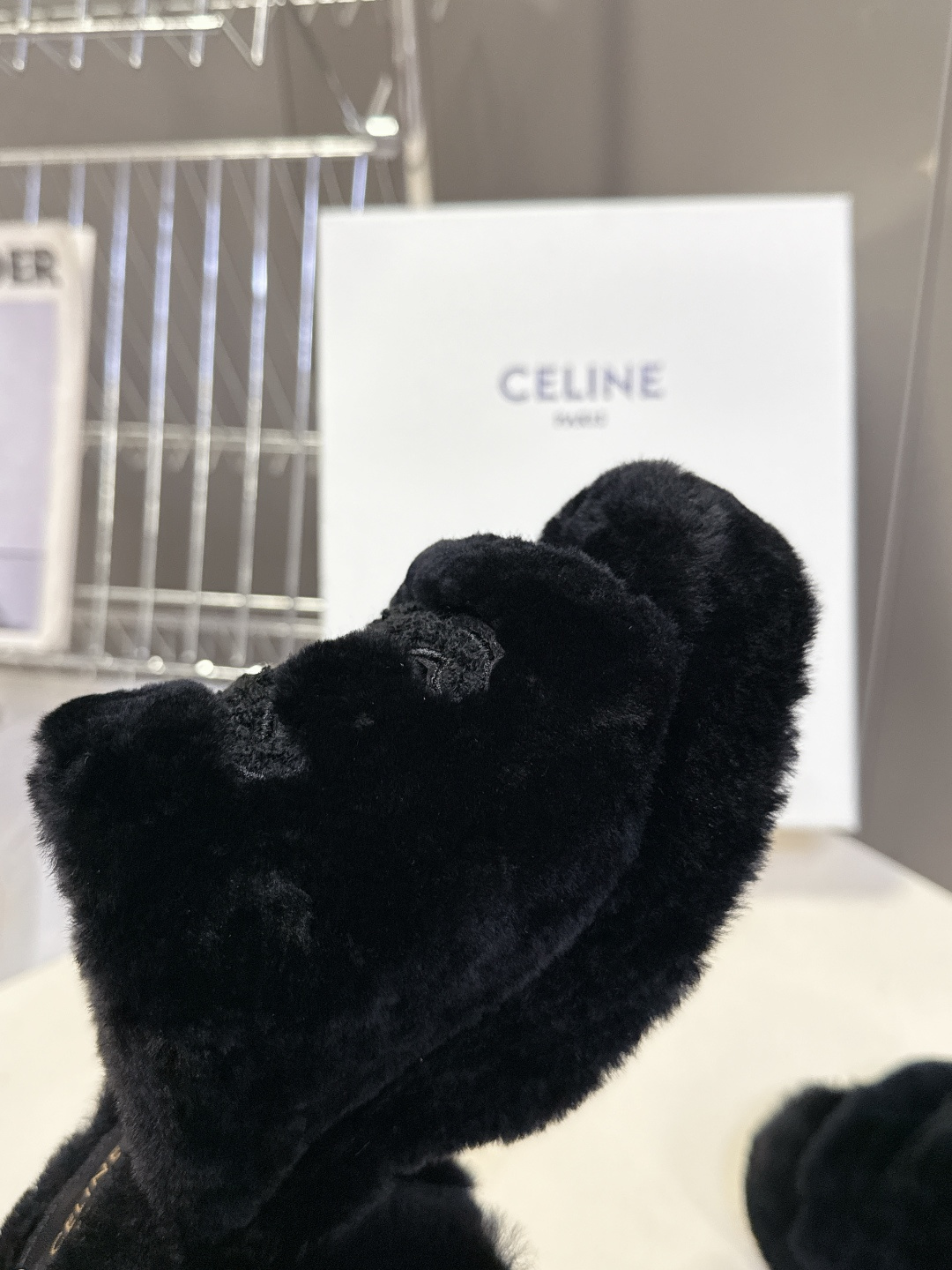 Celine思琳秋冬最新款凯旋门防水台高跟毛拖它以独特设计 将品牌经典与时尚前沿巧妙融合 标志性的大凯旋