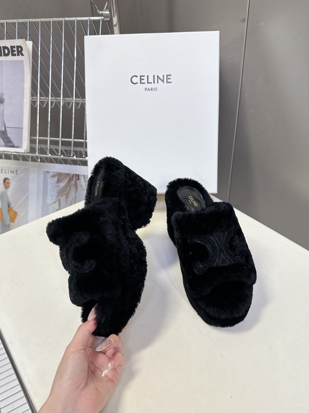 Celine思琳秋冬最新款凯旋门防水台高跟毛拖它以独特设计 将品牌经典与时尚前沿巧妙融合 标志性的大凯旋