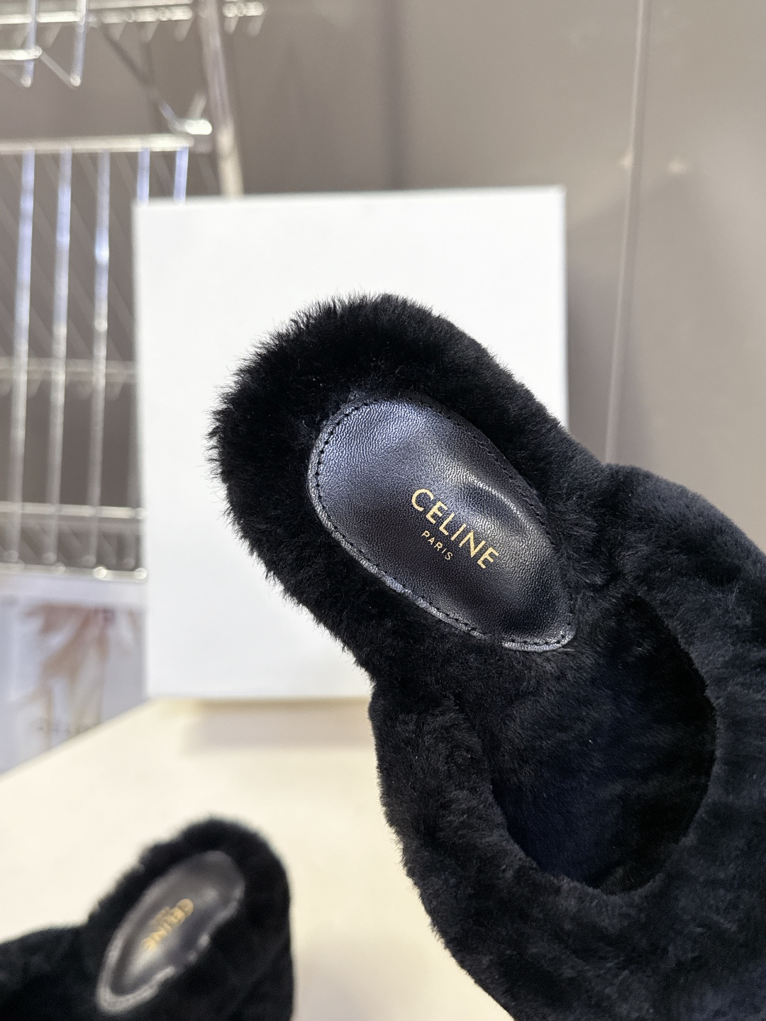 Celine思琳秋冬最新款凯旋门防水台高跟毛拖它以独特设计 将品牌经典与时尚前沿巧妙融合 标志性的大凯旋