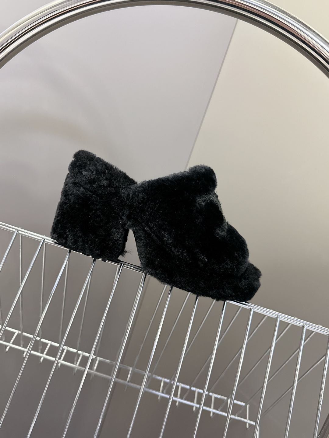 Celine思琳秋冬最新款凯旋门防水台高跟毛拖它以独特设计 将品牌经典与时尚前沿巧妙融合 标志性的大凯旋