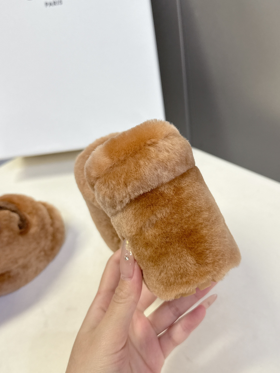 Celine思琳秋冬最新款凯旋门防水台高跟毛拖它以独特设计 将品牌经典与时尚前沿巧妙融合 标志性的大凯旋