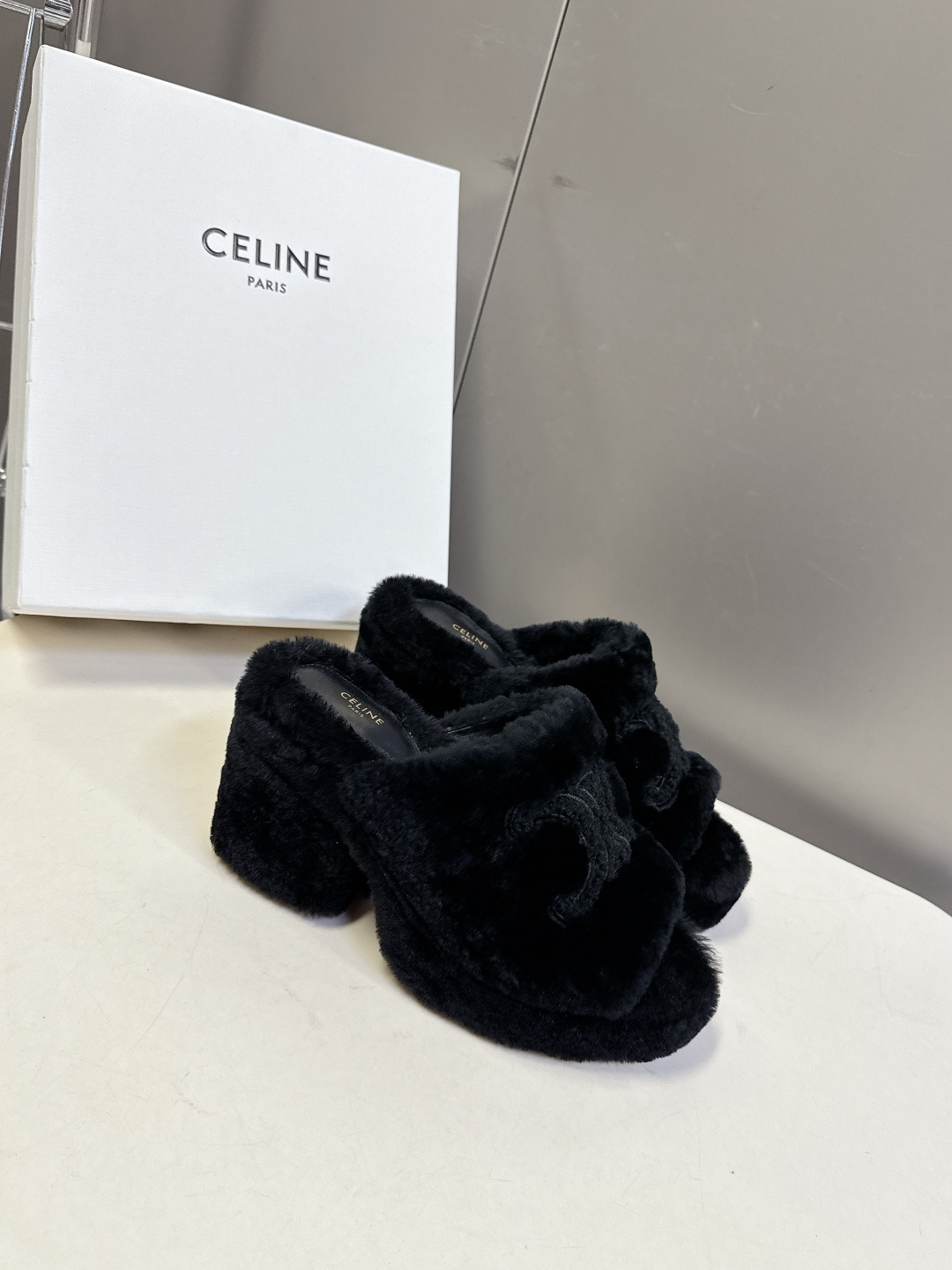 Celine思琳秋冬最新款凯旋门防水台高跟毛拖它以独特设计 将品牌经典与时尚前沿巧妙融合 标志性的大凯旋