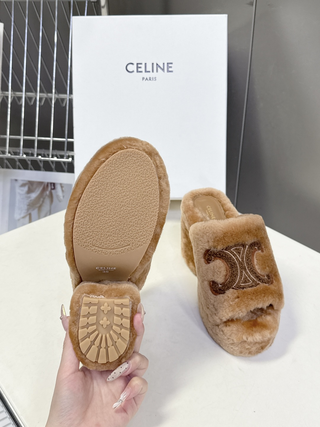 Celine思琳秋冬最新款凯旋门防水台高跟毛拖它以独特设计 将品牌经典与时尚前沿巧妙融合 标志性的大凯旋
