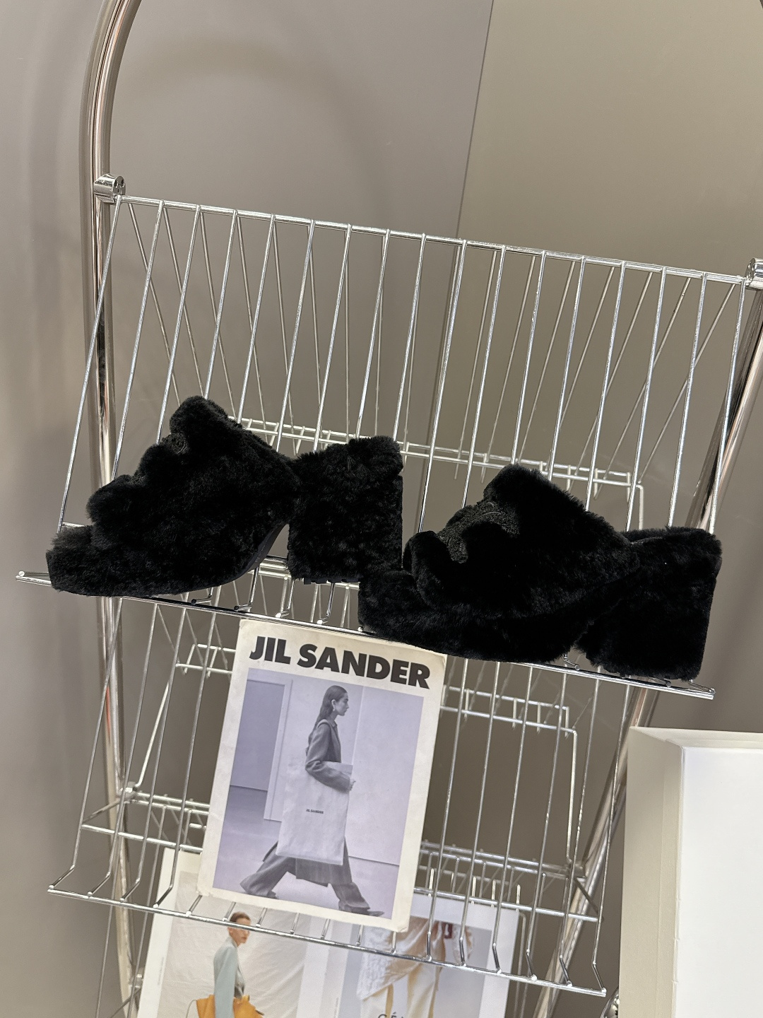 Celine思琳秋冬最新款凯旋门防水台高跟毛拖它以独特设计 将品牌经典与时尚前沿巧妙融合 标志性的大凯旋