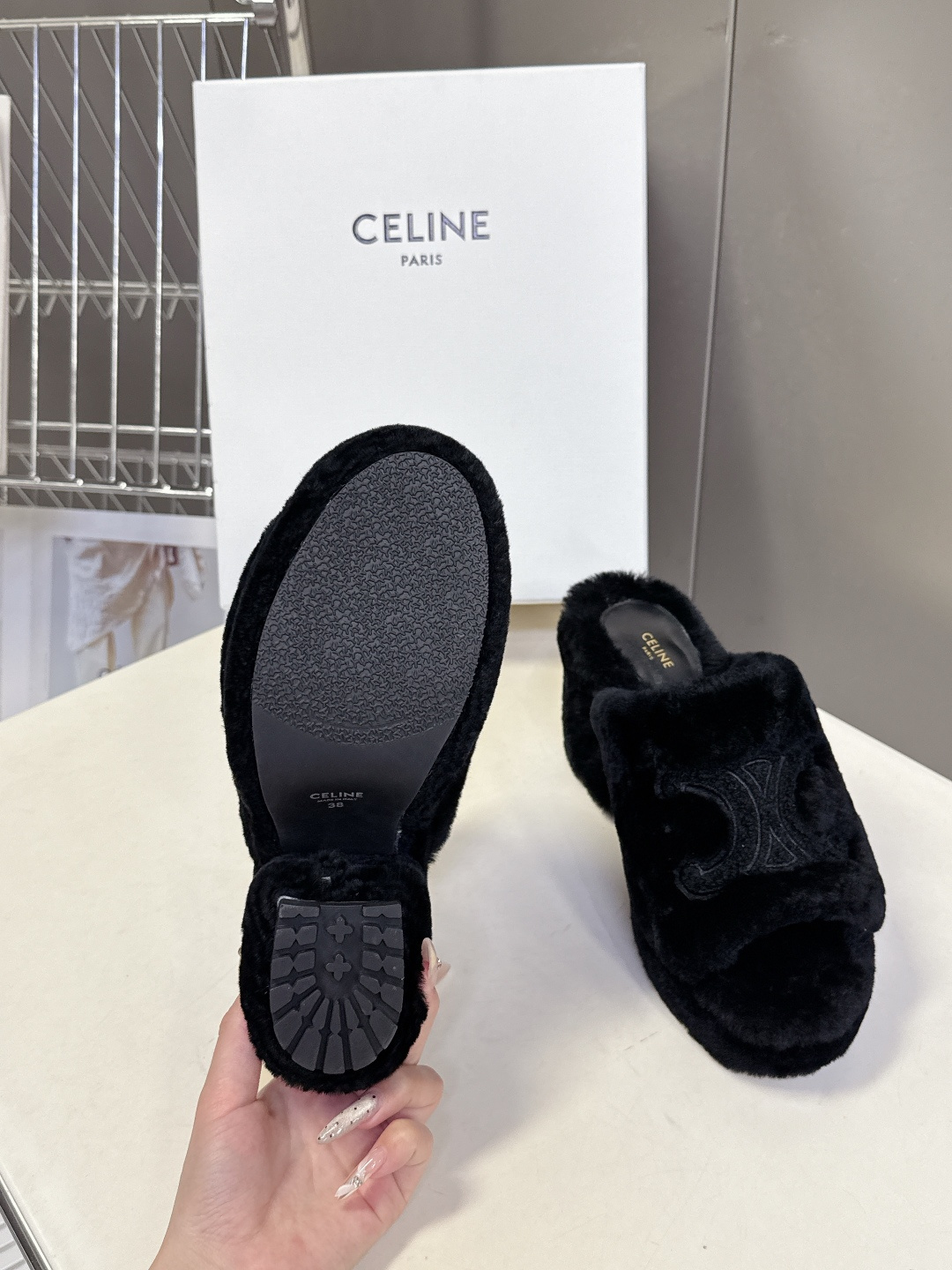 Celine思琳秋冬最新款凯旋门防水台高跟毛拖它以独特设计 将品牌经典与时尚前沿巧妙融合 标志性的大凯旋