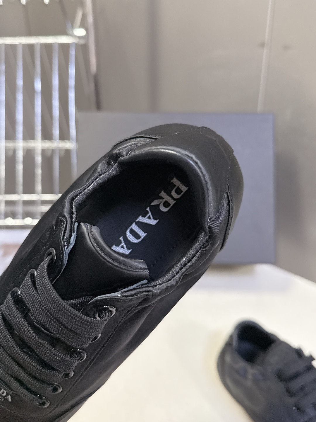 PRADA普拉达最新款复古休闲鞋 德训鞋 超多明星时尚博主种草 走秀款 复古感时髦满满 随意百搭 时尚休