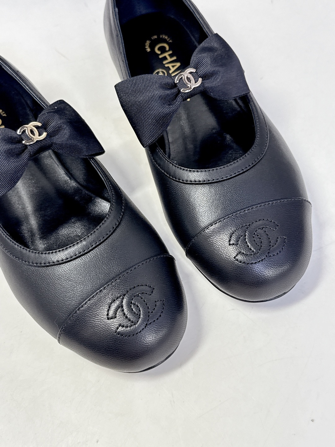 CHANEL香奈儿26C春夏最新款玛丽珍鞋 超多网红时尚博主种草 高级感舒适，配女神们的半身裙 经典的小