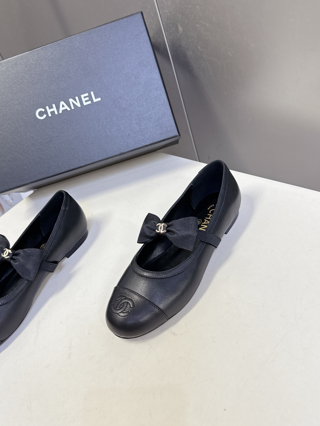 CHANEL香奈儿26C春夏最新款玛丽珍鞋 超多网红时尚博主种草 高级感舒适，配女神们的半身裙 经典的小