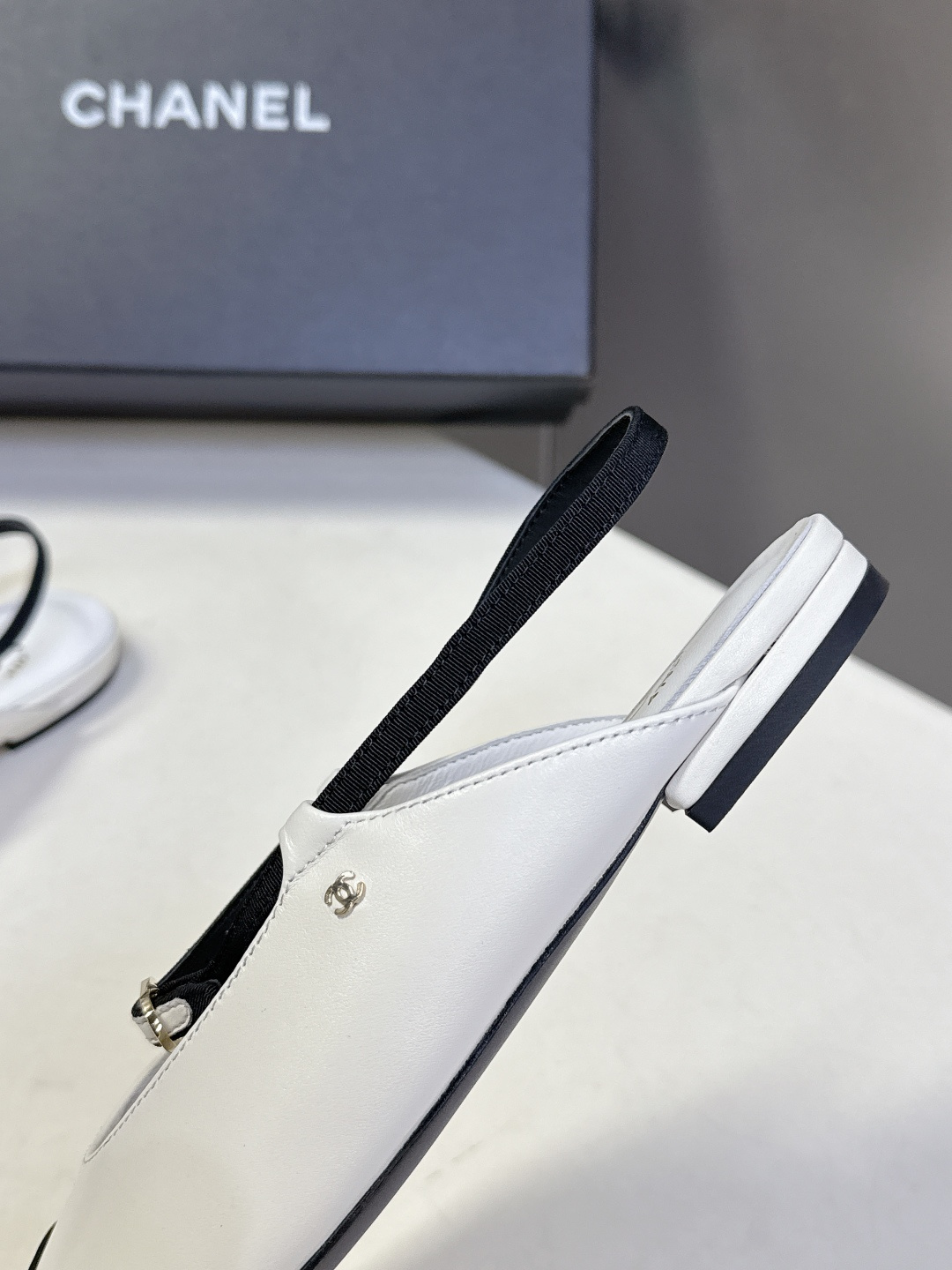 CHANEL香奈儿26C春夏最新款时装鞋 超多网红时尚博主种草 高级感舒适，配女神们的半身裙 经典的小圆