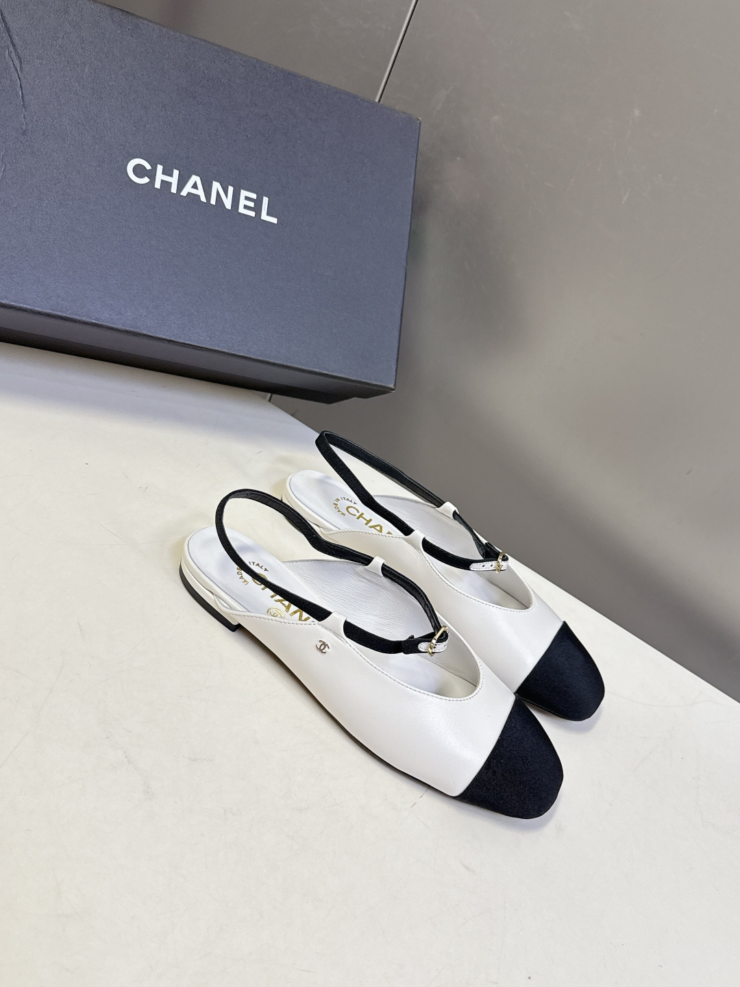 CHANEL香奈儿26C春夏最新款时装鞋 超多网红时尚博主种草 高级感舒适，配女神们的半身裙 经典的小圆