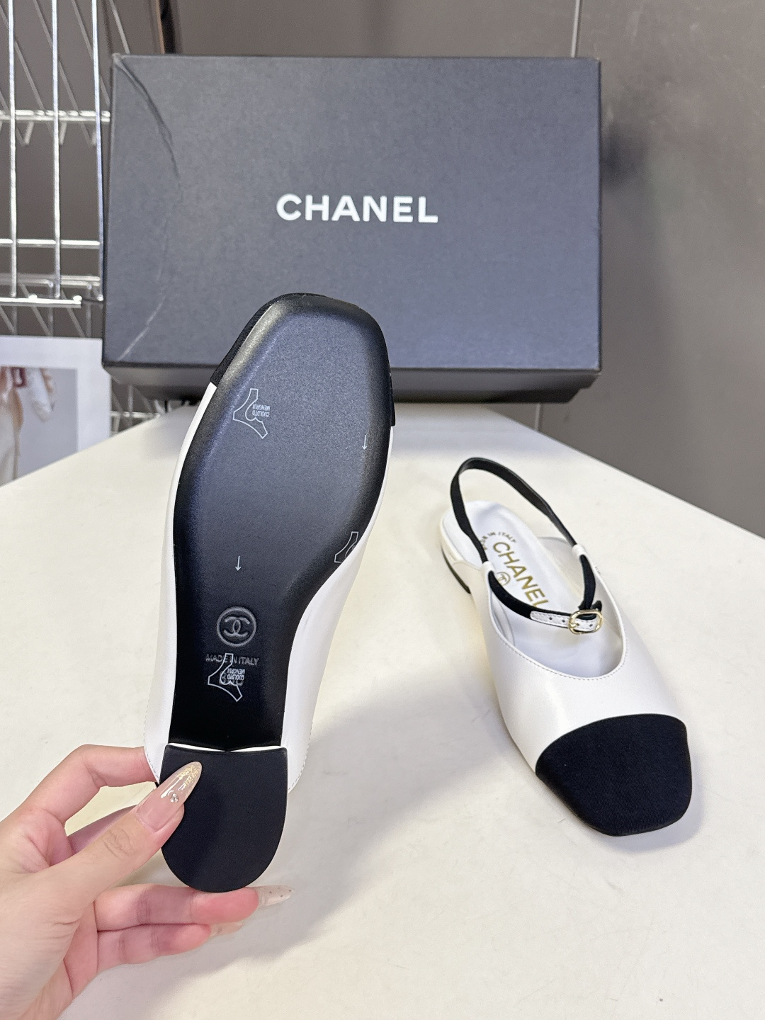 CHANEL香奈儿26C春夏最新款时装鞋 超多网红时尚博主种草 高级感舒适，配女神们的半身裙 经典的小圆