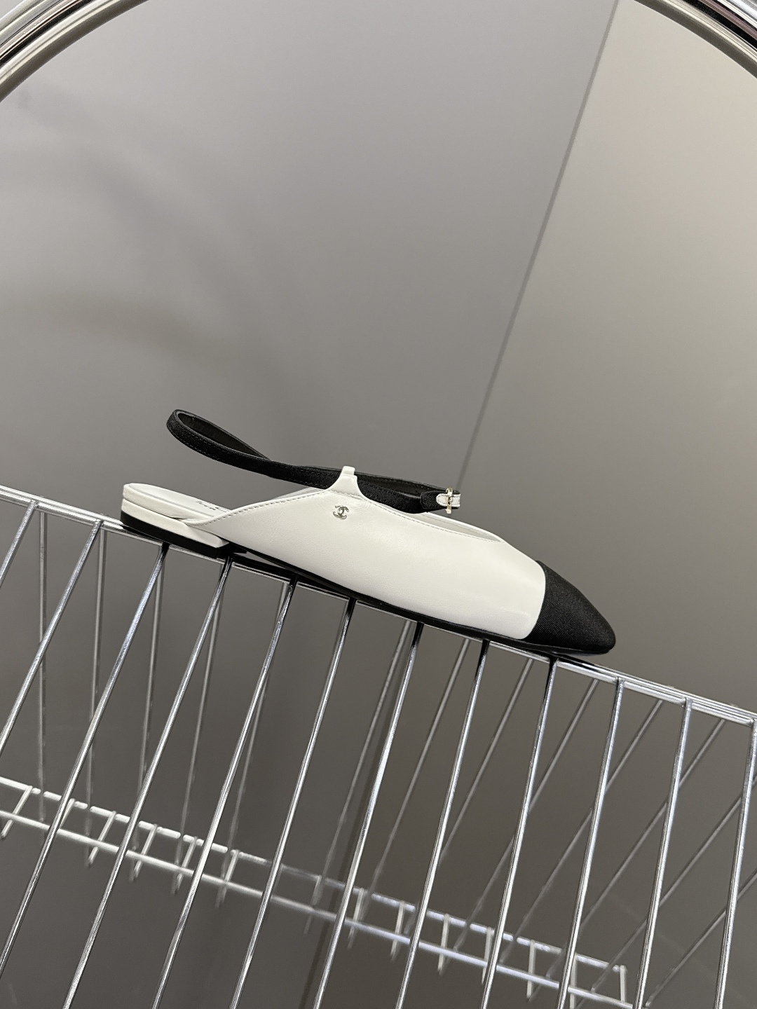 CHANEL香奈儿26C春夏最新款时装鞋 超多网红时尚博主种草 高级感舒适，配女神们的半身裙 经典的小圆