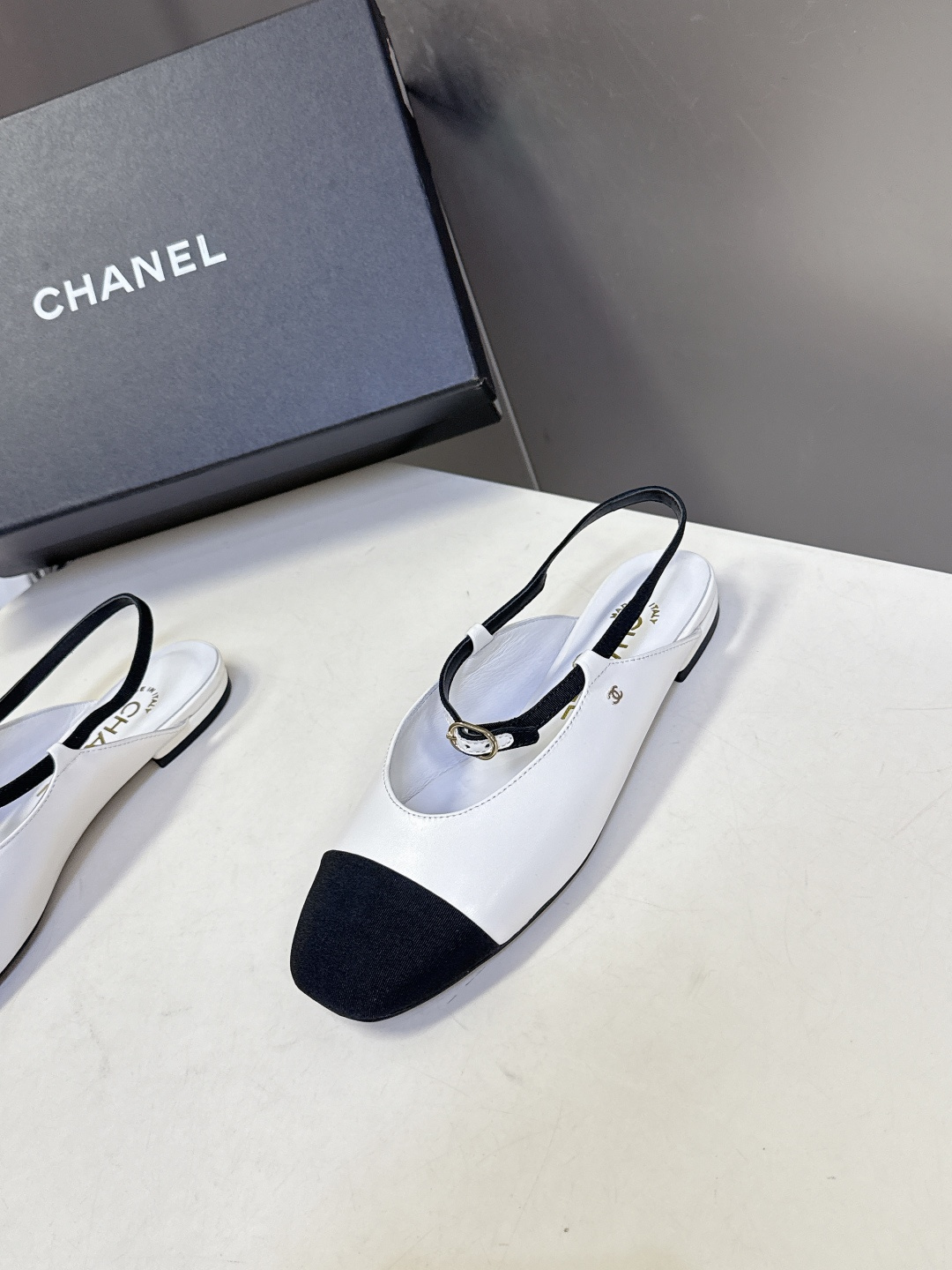 CHANEL香奈儿26C春夏最新款时装鞋 超多网红时尚博主种草 高级感舒适，配女神们的半身裙 经典的小圆