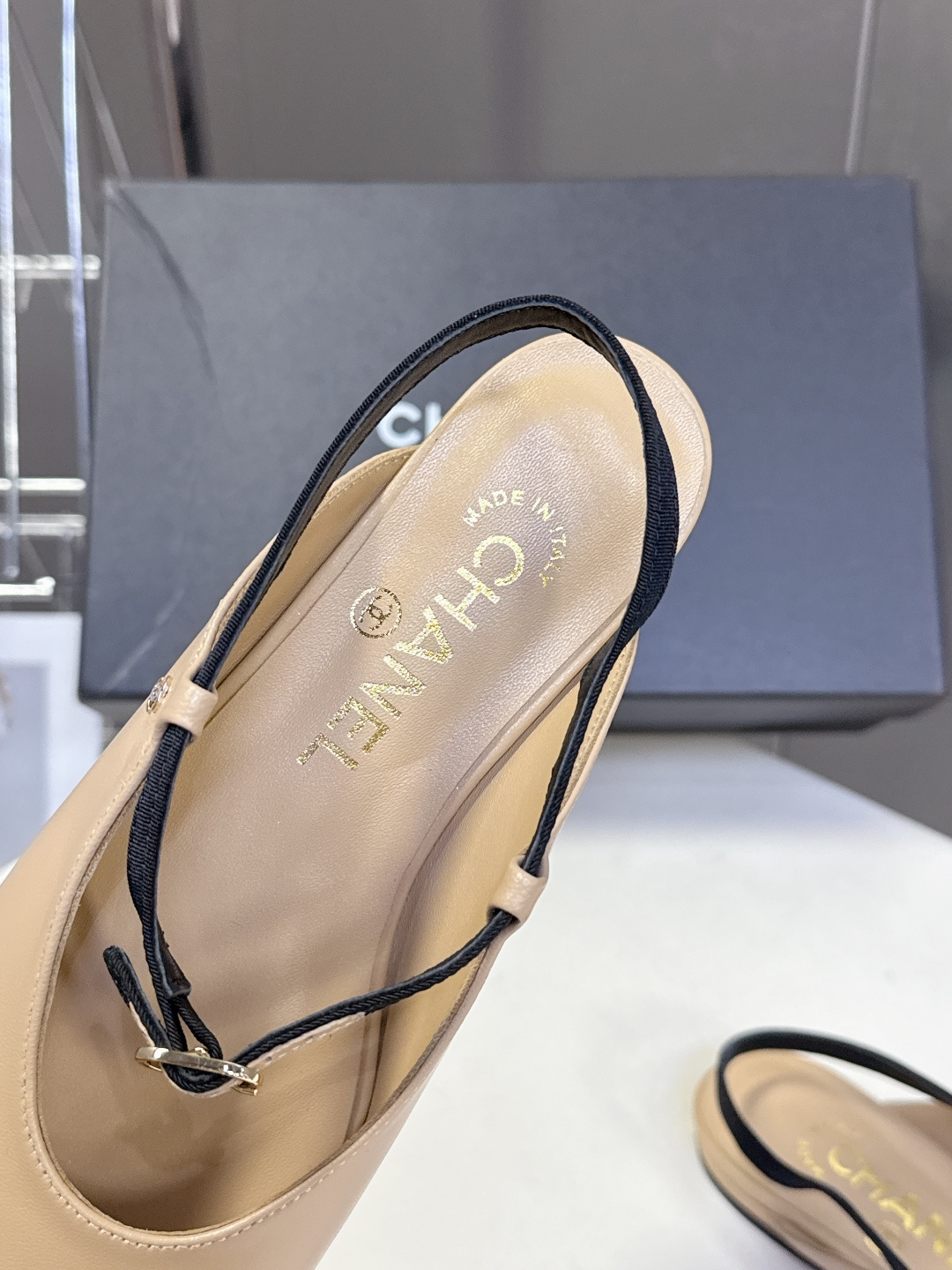 CHANEL香奈儿26C春夏最新款时装鞋 超多网红时尚博主种草 高级感舒适，配女神们的半身裙 经典的小圆